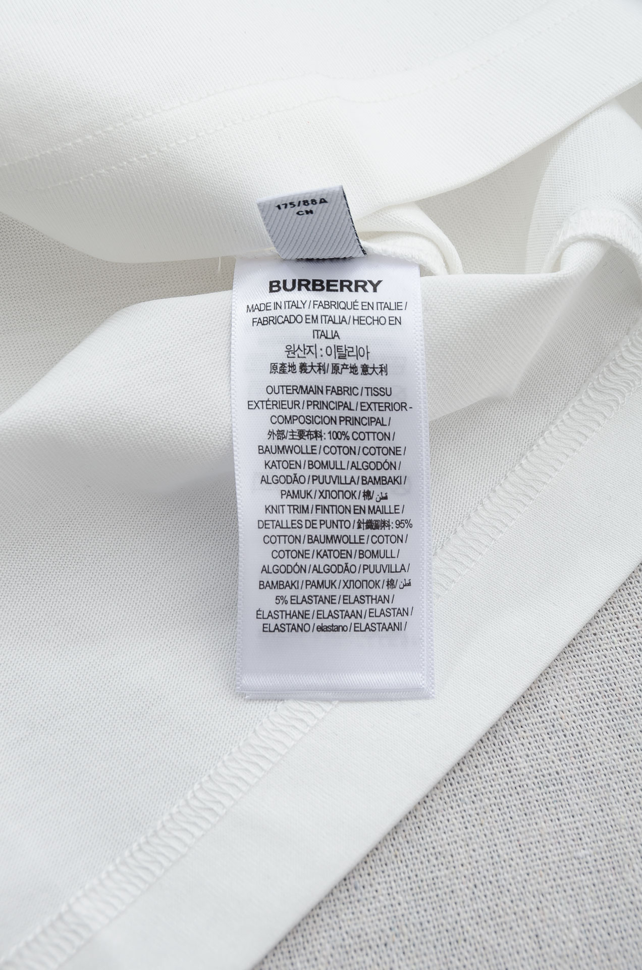 Burberry巴宝莉2026SS时尚潮人必备男士休闲圆领短袖T恤衫#设计理念潮流前卫与尚可持续。此款圆