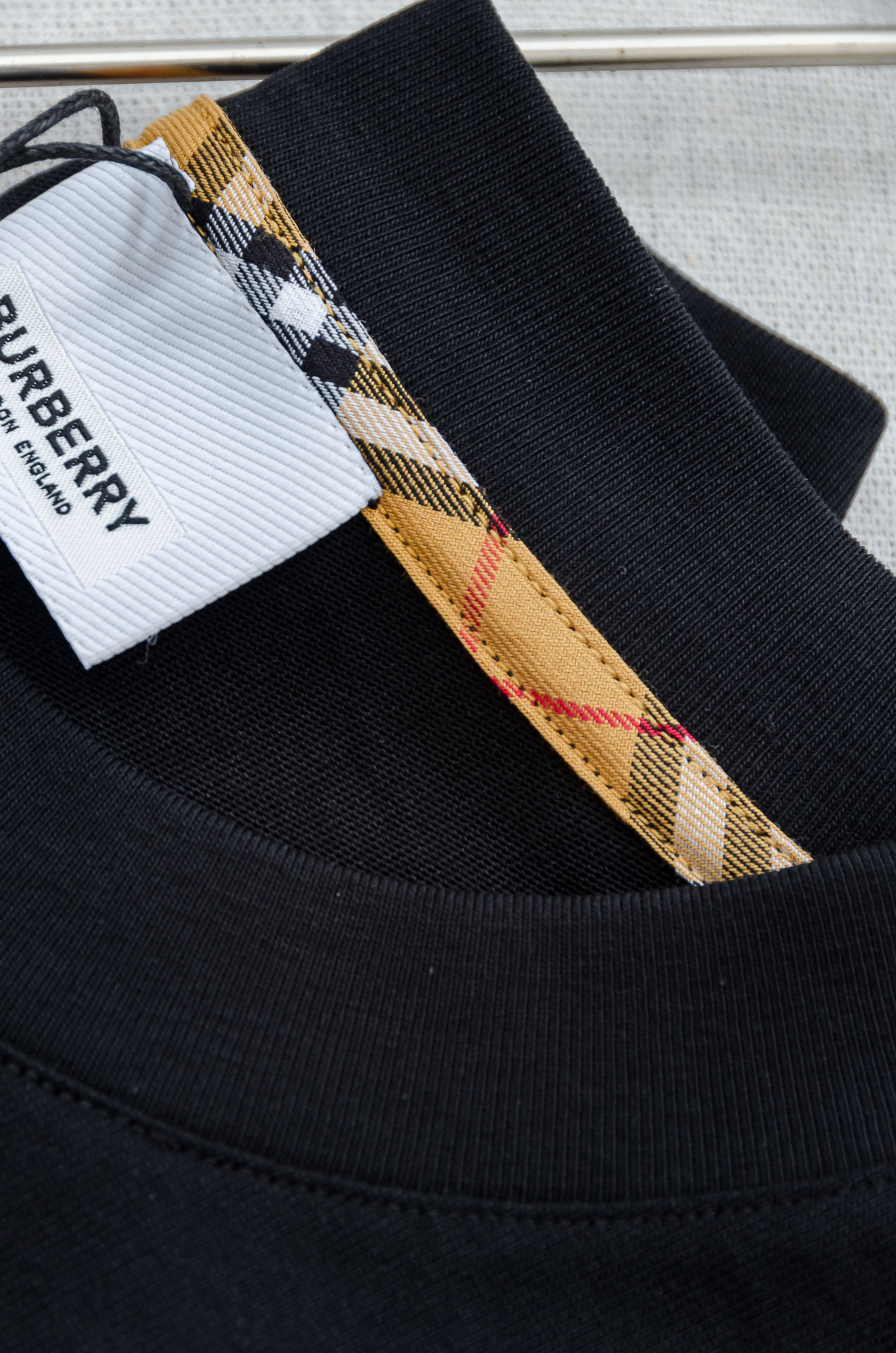 Burberry巴宝莉2026SS时尚潮人必备男士休闲圆领短袖T恤衫#设计理念潮流前卫与尚可持续。此款圆