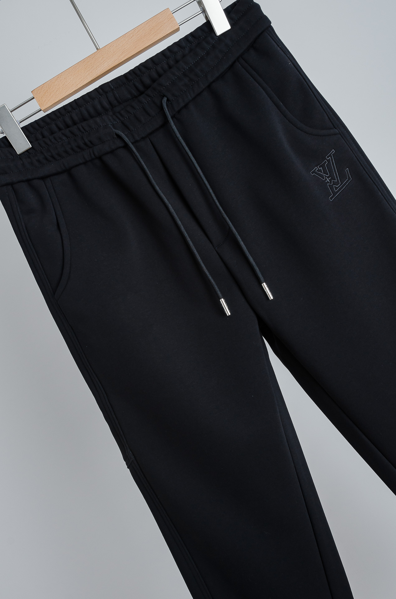 ☀️☀️LV 2026FW秋冬新款加绒休闲卫裤# 舒柔加绒加厚面料，一件都能抵御严寒雨雪的侵袭。秋冬时节