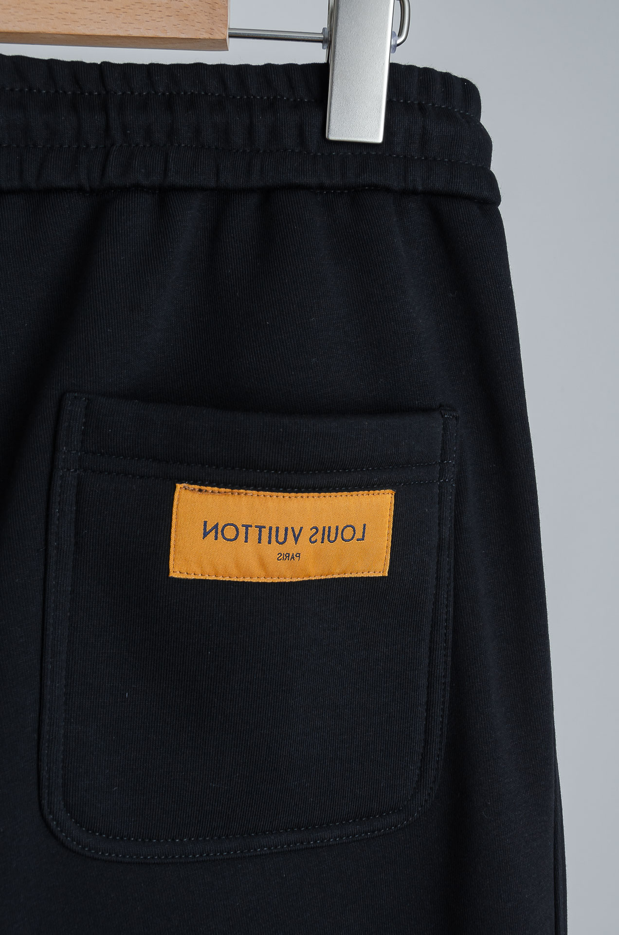 ☀️☀️LV 2026FW秋冬新款加绒休闲卫裤# 舒柔加绒加厚面料，一件都能抵御严寒雨雪的侵袭。秋冬时节