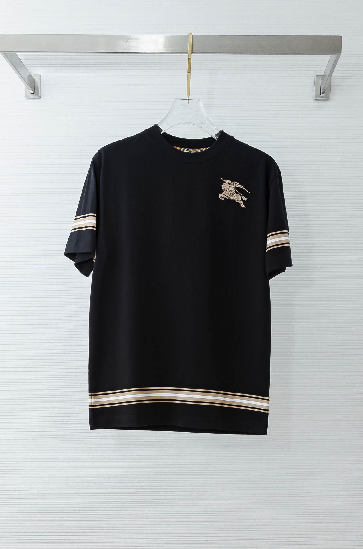 Burbe*rry巴宝*莉2026SS时尚潮人必备男士休闲圆领短袖T恤衫#设计理念潮流前卫与尚可持续，选