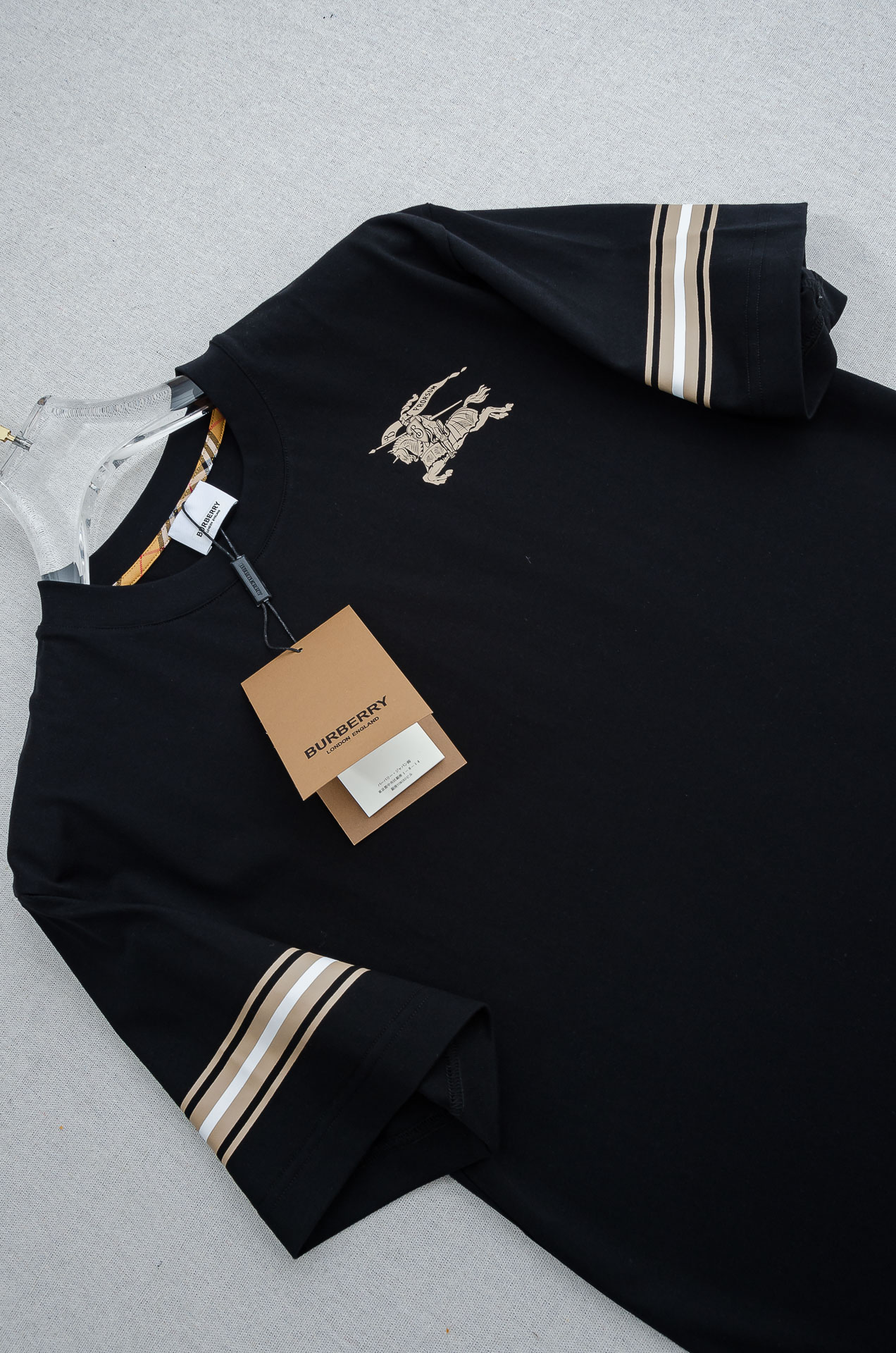 Burbe*rry巴宝*莉2026SS时尚潮人必备男士休闲圆领短袖T恤衫#设计理念潮流前卫与尚可持续，选