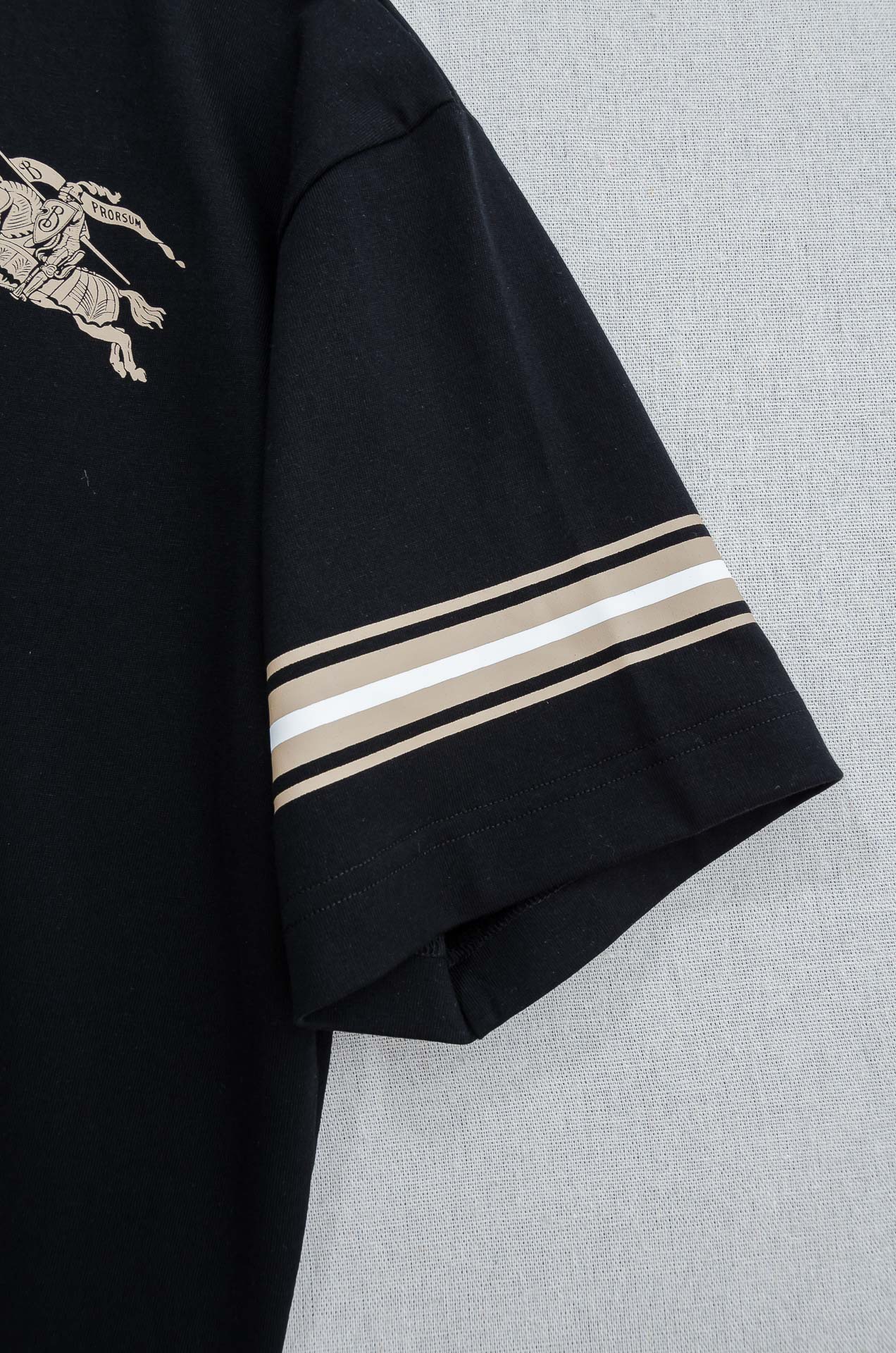 Burbe*rry巴宝*莉2026SS时尚潮人必备男士休闲圆领短袖T恤衫#设计理念潮流前卫与尚可持续，选