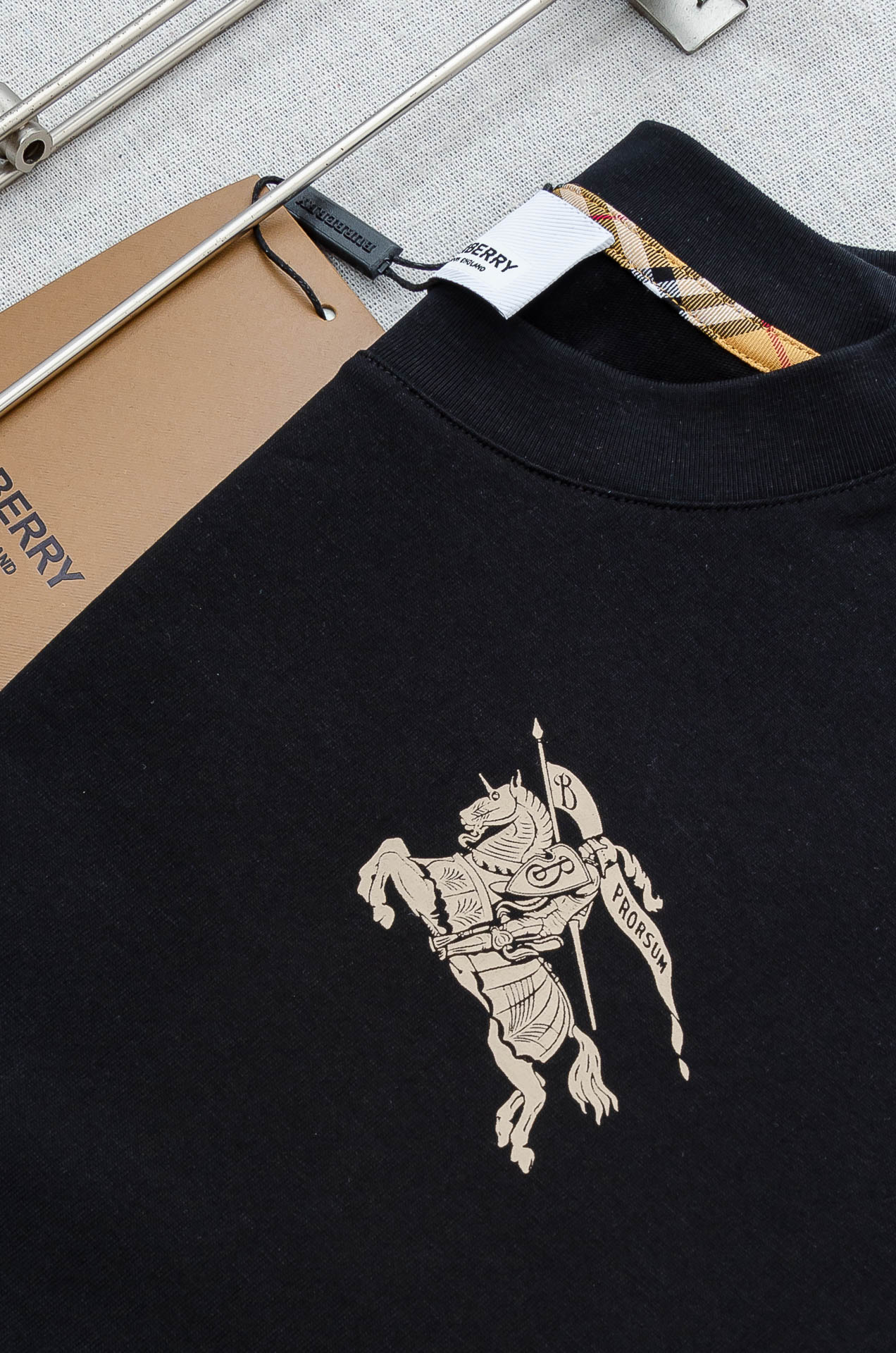 Burbe*rry巴宝*莉2026SS时尚潮人必备男士休闲圆领短袖T恤衫#设计理念潮流前卫与尚可持续，选