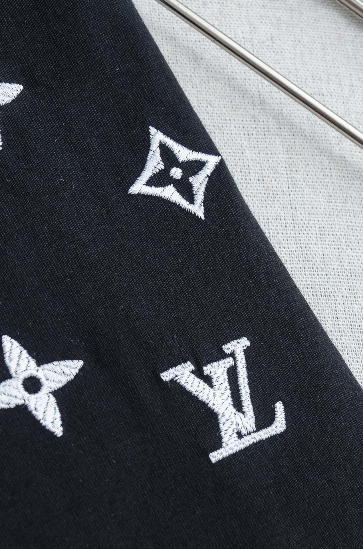 LV 2026SS时尚潮人必备男士休闲圆领短袖T恤衫#设计理念潮流前卫与尚可持续，选用客供进口100%棉