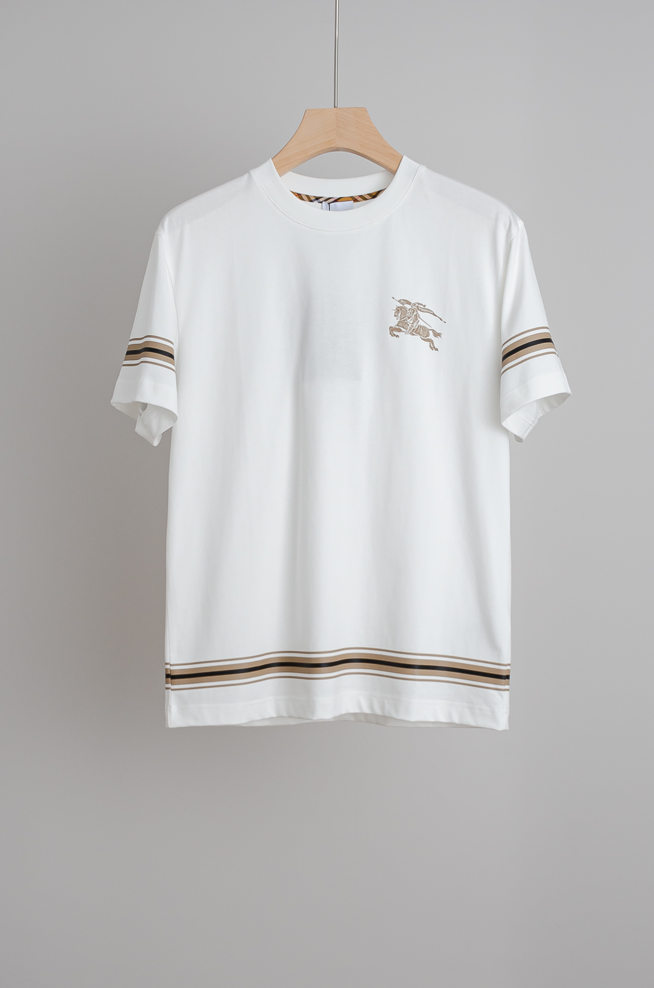 ☀️☀️ Burbe*rry巴宝*莉2026SS时尚潮人必备男士休闲圆领短袖T恤衫#设计理念潮流前卫与尚