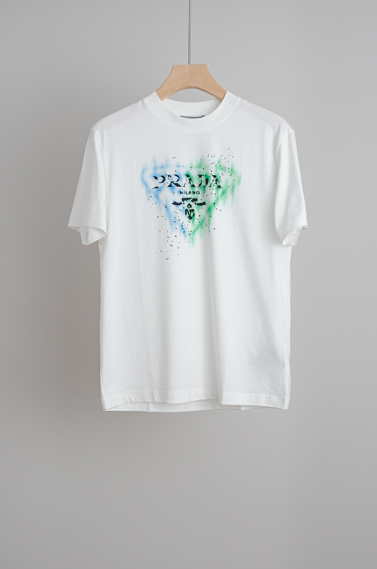 NO:703352,PRADA 2026SS must-have men's casual round neck short-sleeved T-shirt for fashionistas #The design concept is trendy, avant-garde and sustainable. It uses finely woven blended fabrics with imported cotton ingredients. It feels soft and elastic, and it will not deform no matter how you wash it or wear it!  The ribbing process on the collar makes it not easy to deform and long-wearing. The classic straight version can fit the body shape of the people to a greater extent. The upper body effect is excellent, and it can exude its own proud aura from the inside out. The basic and conventional straight round neck version tailoring, the upper body is fit and slim without being bloated, and the upper body effect is excellent. This new T-shirt is specially created for summer!  Size S-2XL,,prada,prada,T-shirt,tees,t-shirt,19860909PRADA普拉达2026SS时尚潮人必备男士休闲圆领短袖T恤衫#设计理念潮流前卫与尚可持续,选用客供进口棉成分精织混纺而成的面料,手感柔软富有弹力,怎么洗怎么穿都不变形！领部罗纹工艺打造不易变形久穿耐磨.经典的直筒版型打造,能更大程度的契合人群的体型,上身效果极佳,能自内而外的散发出独属自己的傲人气场.基础常规的直筒圆领版型剪裁,上身合体修身不显臃肿,上身效果极佳,专为夏季打造的新品T恤！ 码数S-2XL,,prada,prada,T-shirt,tees，t-shirt,,Men's clothing