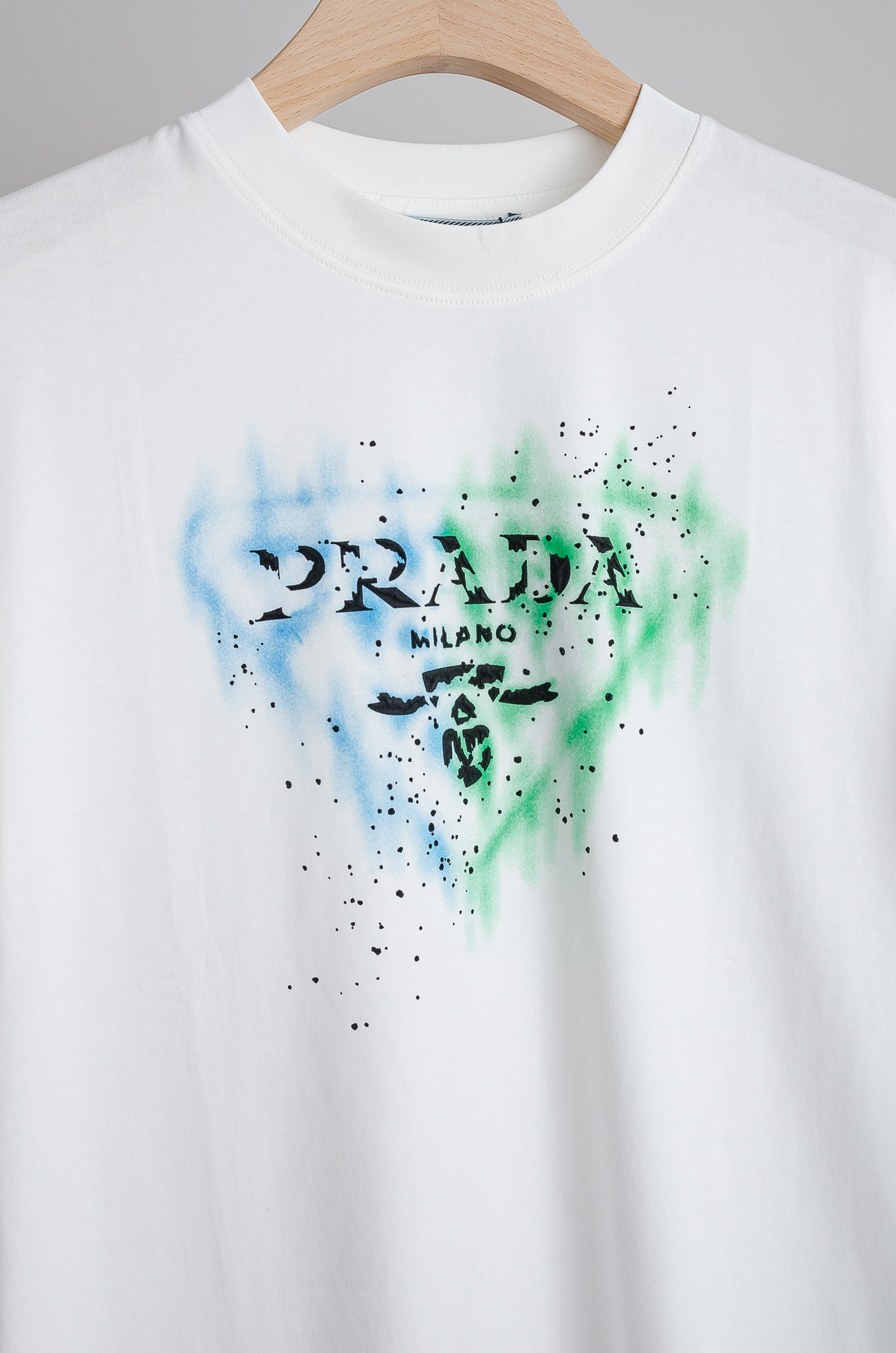 🧨 ☀️☀️PRADA普拉达2026SS时尚潮人必备男士休闲圆领短袖T恤衫#设计理念潮流前卫与尚可持续，