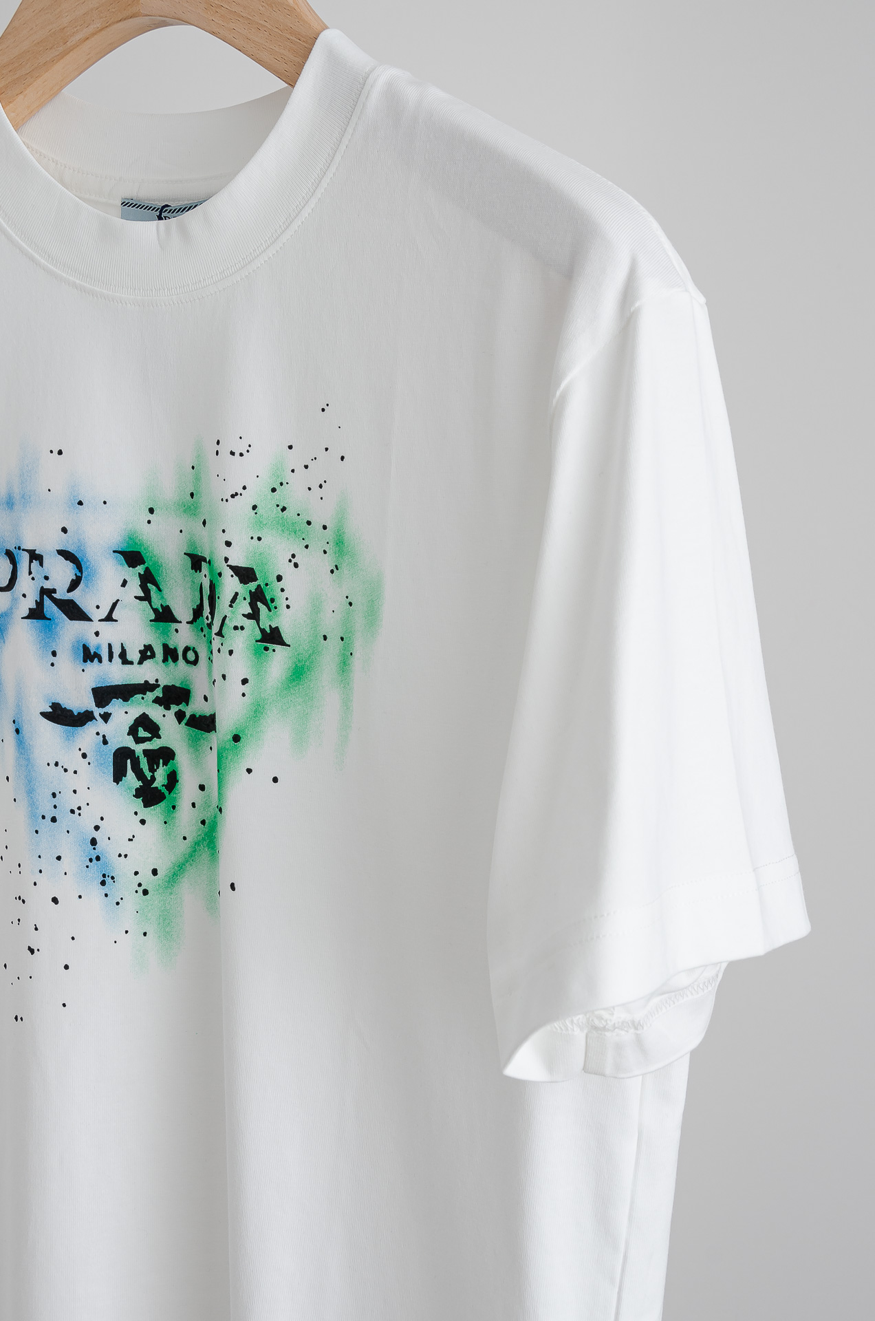 🧨 ☀️☀️PRADA普拉达2026SS时尚潮人必备男士休闲圆领短袖T恤衫#设计理念潮流前卫与尚可持续，