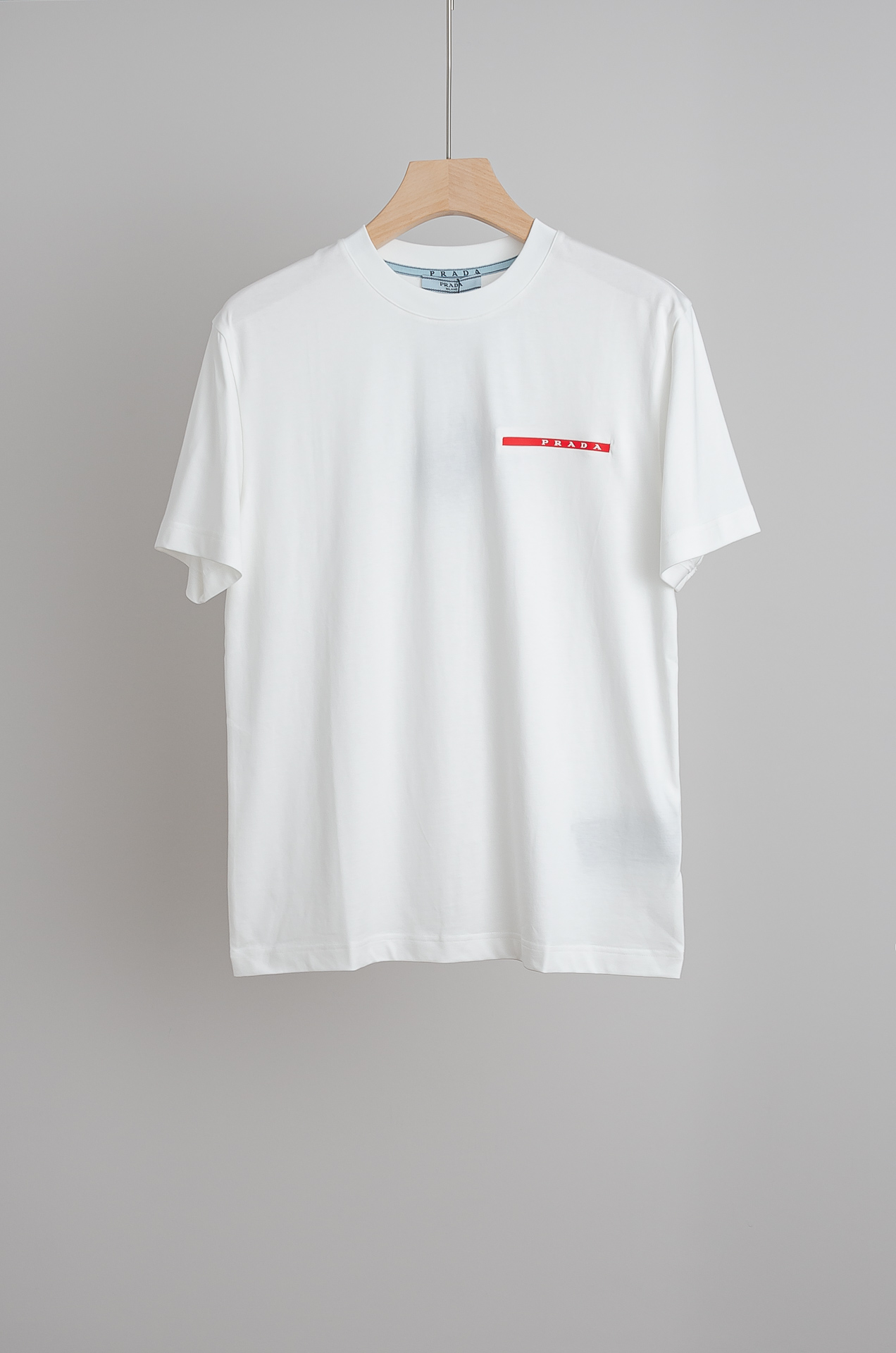 🧨 ☀️☀️PRADA普拉达2026SS时尚潮人必备男士休闲圆领短袖T恤衫#设计理念潮流前卫与尚可持续，