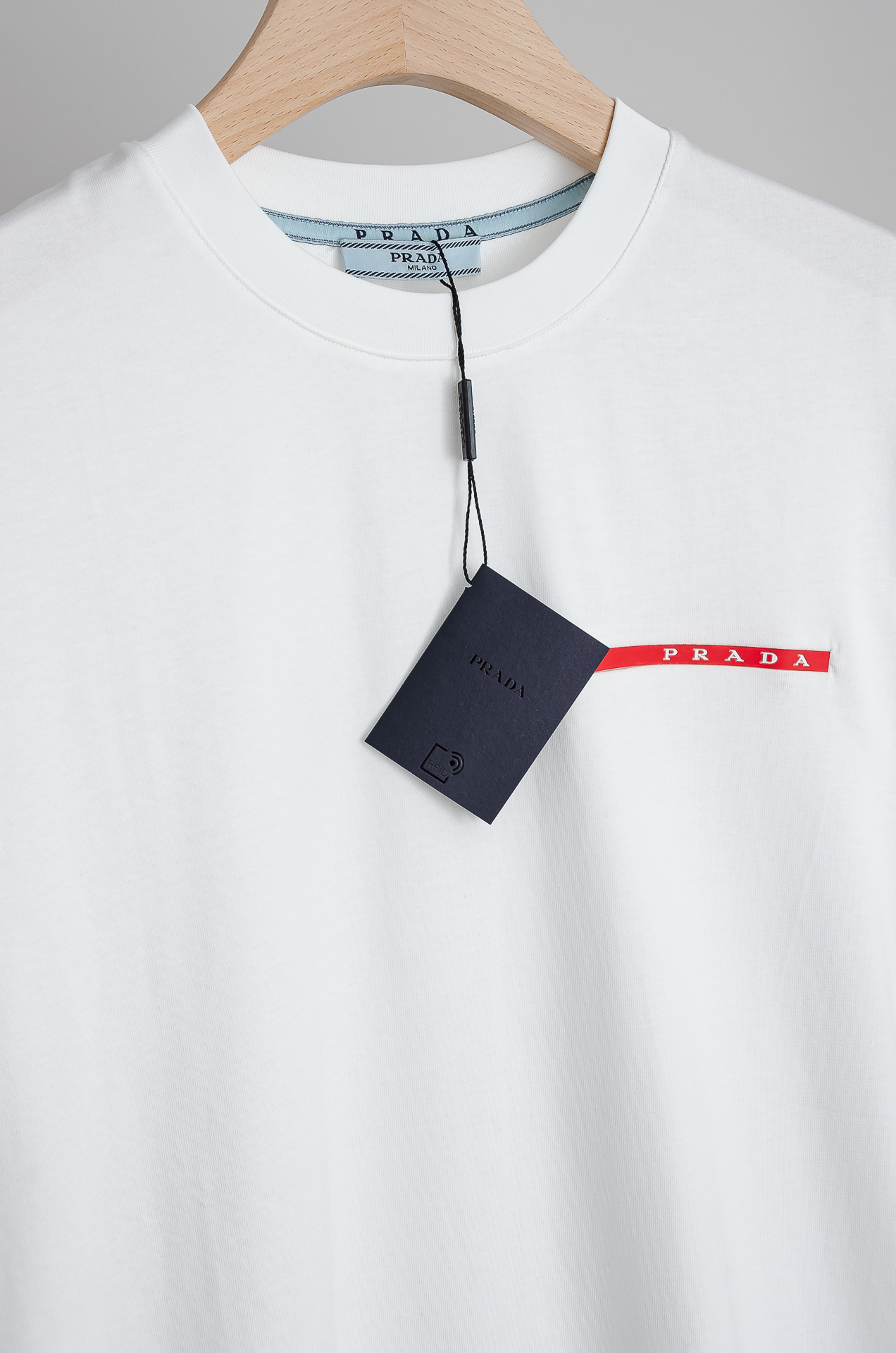 🧨 ☀️☀️PRADA普拉达2026SS时尚潮人必备男士休闲圆领短袖T恤衫#设计理念潮流前卫与尚可持续，