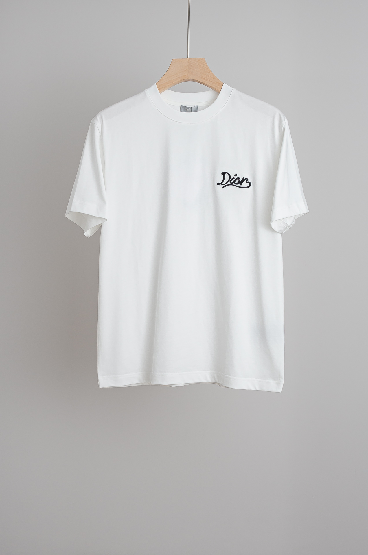 NO:703354,Dior Dior 2026SS men's casual round neck short-sleeved T-shirt, a must-have for fashionistas #The design concept is trendy, avant-garde and sustainable. The fabric is made of finely woven blends of imported cotton from customers. It feels soft and elastic, and it will not deform no matter how you wash it or wear it!  The ribbing process on the collar makes it not easy to deform and long-wearing. The classic straight version can fit the body shape of the people to a greater extent. The upper body effect is excellent, and it can exude its own proud aura from the inside out. The basic and conventional straight round neck version tailoring, the upper body is fit and slim without being bloated, and the upper body effect is excellent. This new T-shirt is specially created for summer!  Size S-2XL,,dior,dior,T-shirt,tees,t-shirt,19860909Dior迪奥2026SS时尚潮人必备男士休闲圆领短袖T恤衫#设计理念潮流前卫与尚可持续,选用客供进口棉成分精织混纺而成的面料,手感柔软富有弹力,怎么洗怎么穿都不变形！领部罗纹工艺打造不易变形久穿耐磨.经典的直筒版型打造,能更大程度的契合人群的体型,上身效果极佳,能自内而外的散发出独属自己的傲人气场.基础常规的直筒圆领版型剪裁,上身合体修身不显臃肿,上身效果极佳,专为夏季打造的新品T恤！ 码数S-2XL,,dior,dior,T-shirt,tees，t-shirt,,Men's clothing