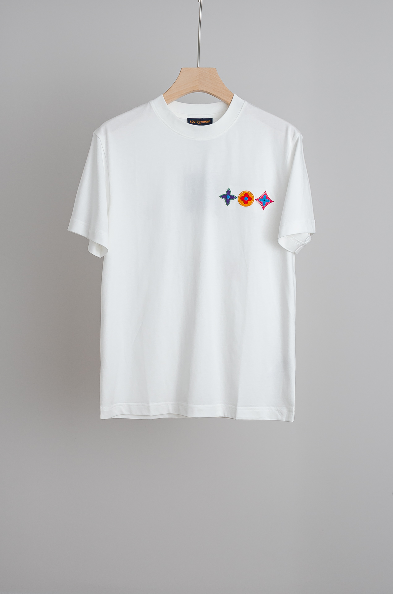 ☀️☀️ LV 2026SS时尚潮人必备男士休闲圆领短袖T恤衫#设计理念潮流前卫与尚可持续，胸前刺绣立体