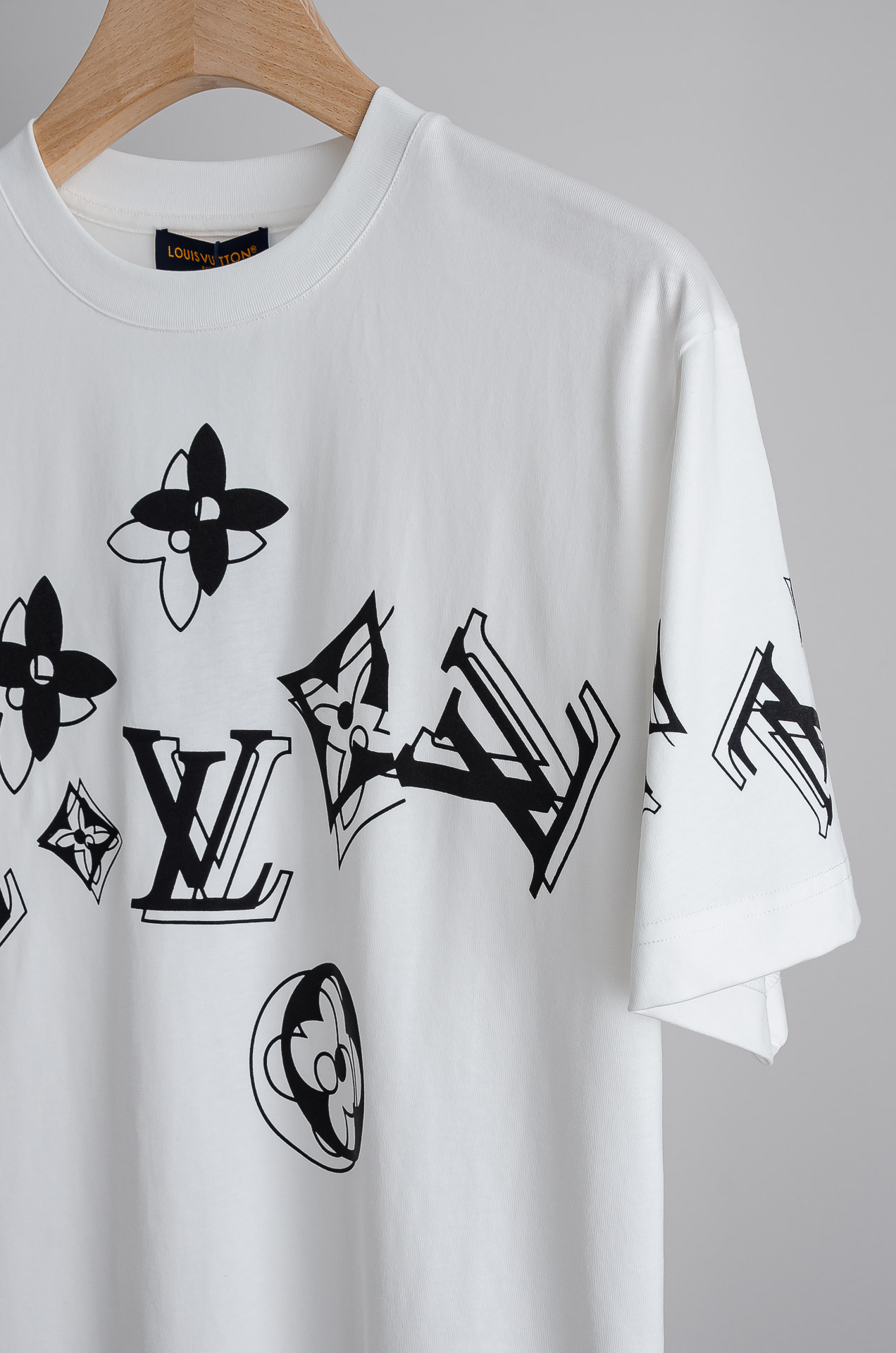 ☀️☀️ LV 2026SS时尚潮人必备男士休闲圆领短袖T恤衫#设计理念潮流前卫与尚可持续，前幅印花更加