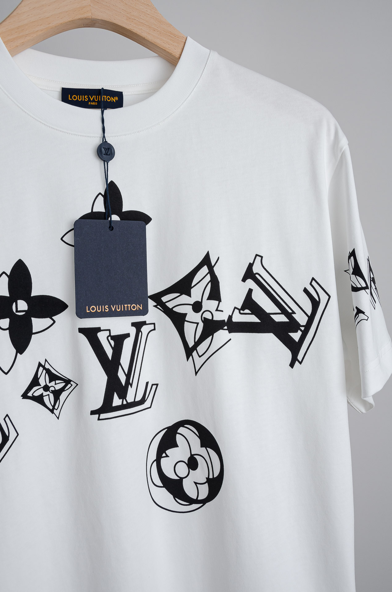 ☀️☀️ LV 2026SS时尚潮人必备男士休闲圆领短袖T恤衫#设计理念潮流前卫与尚可持续，前幅印花更加