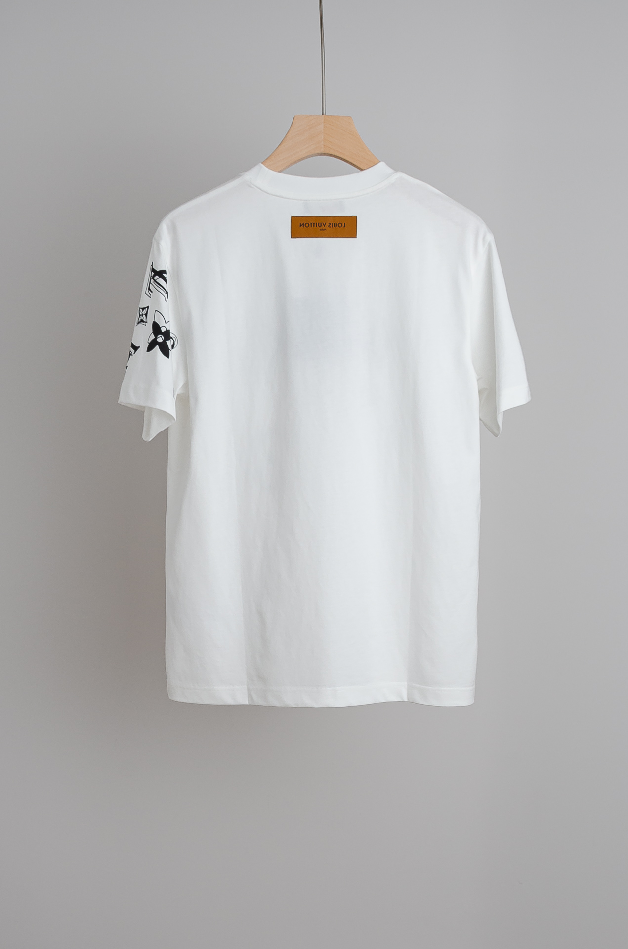 ☀️☀️ LV 2026SS时尚潮人必备男士休闲圆领短袖T恤衫#设计理念潮流前卫与尚可持续，前幅印花更加