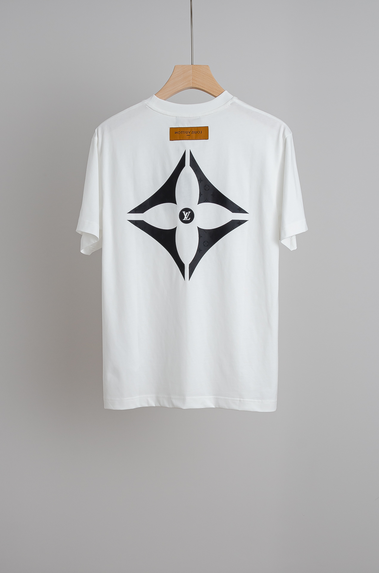 ☀️☀️ LV 2026SS时尚潮人必备男士休闲圆领短袖T恤衫#设计理念潮流前卫与尚可持续，前幅印花更加