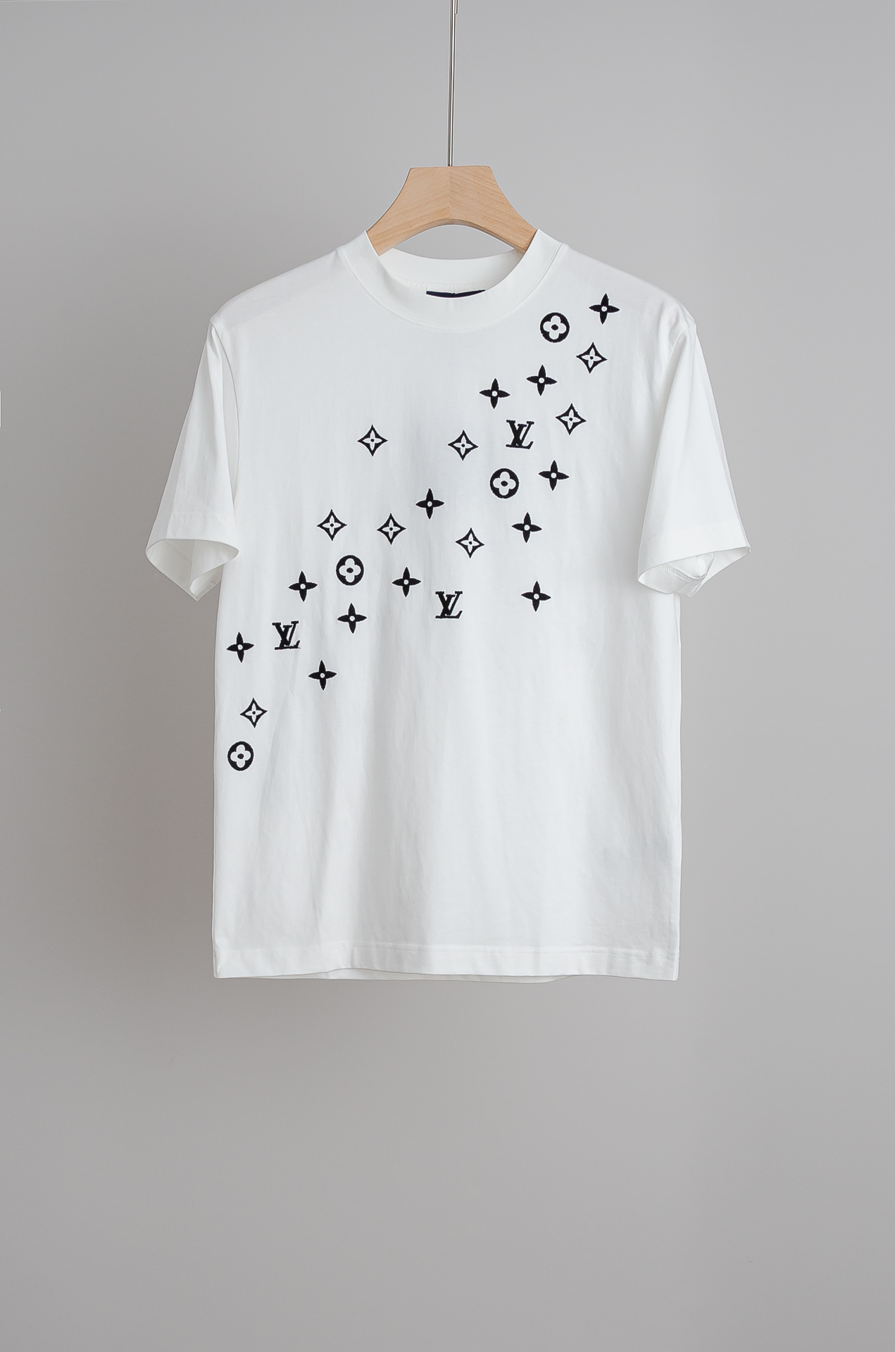 ☀️☀️ LV 2026SS时尚潮人必备男士休闲圆领短袖T恤衫#设计理念潮流前卫与尚可持续，胸前刺绣立体
