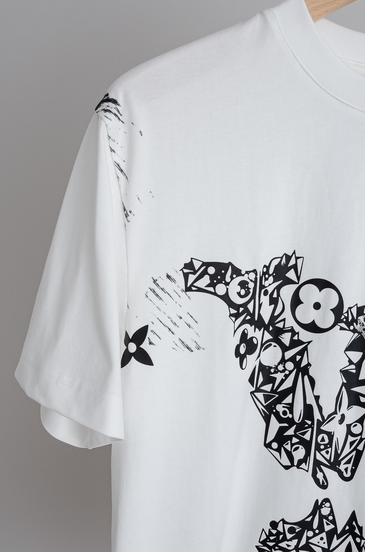 ☀️☀️ LV 2026SS时尚潮人必备男士休闲圆领短袖T恤衫#设计理念潮流前卫与尚可持续，前幅印花更加