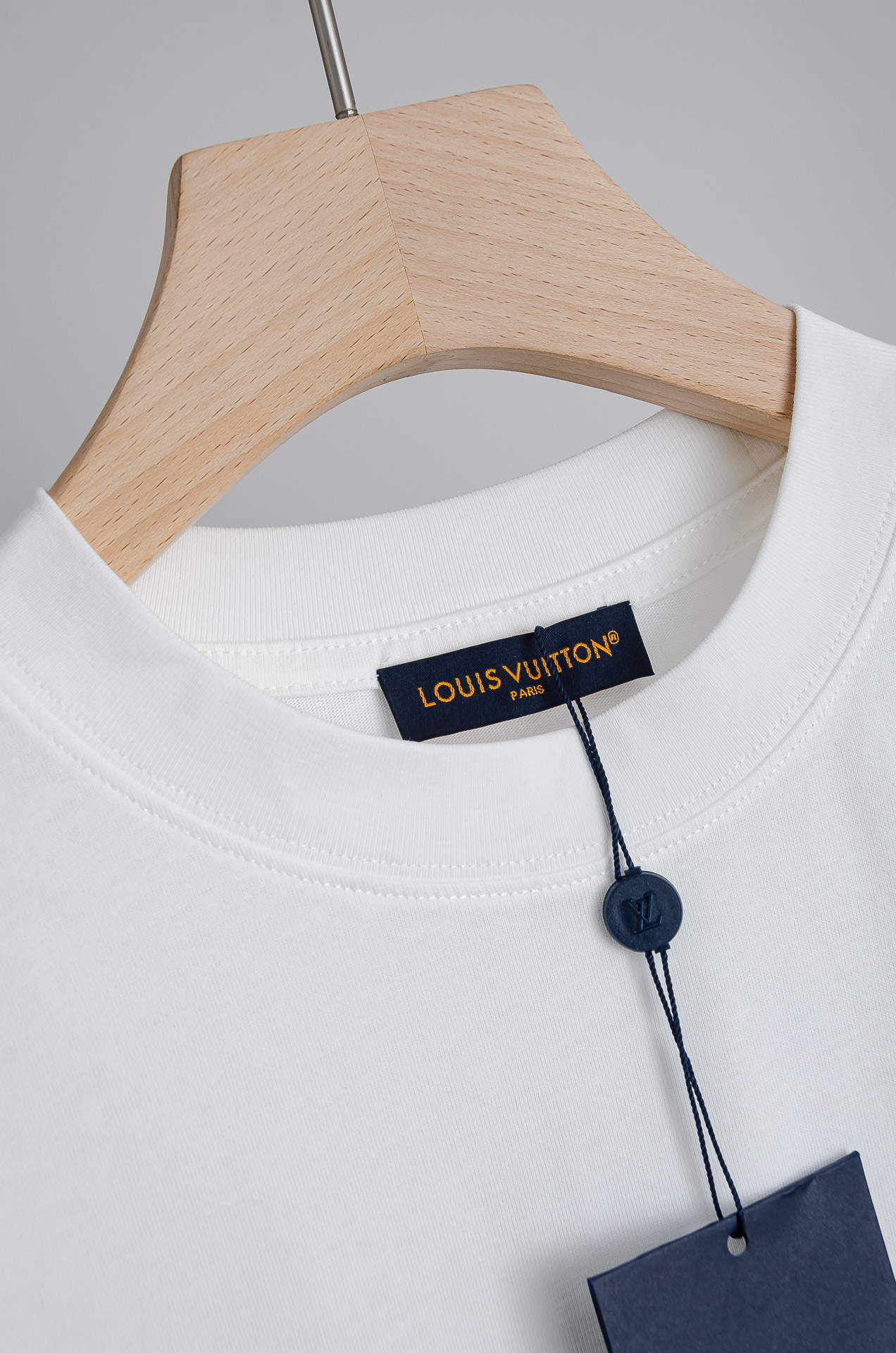 ☀️☀️ LV 2026SS时尚潮人必备男士休闲圆领短袖T恤衫#设计理念潮流前卫与尚可持续，前幅印花更加