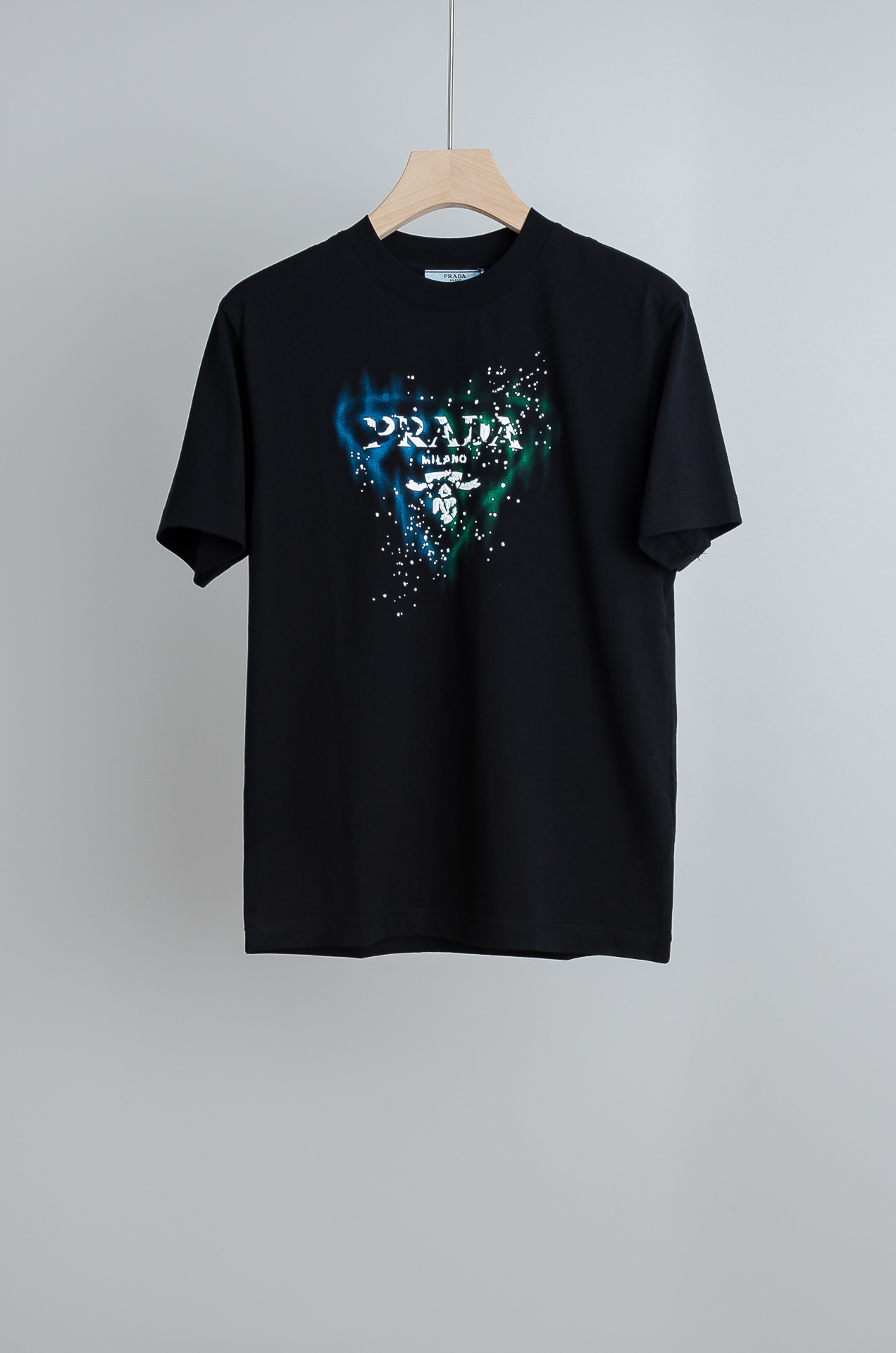 🧨 ☀️☀️PRADA普拉达2026SS时尚潮人必备男士休闲圆领短袖T恤衫#设计理念潮流前卫与尚可持续，