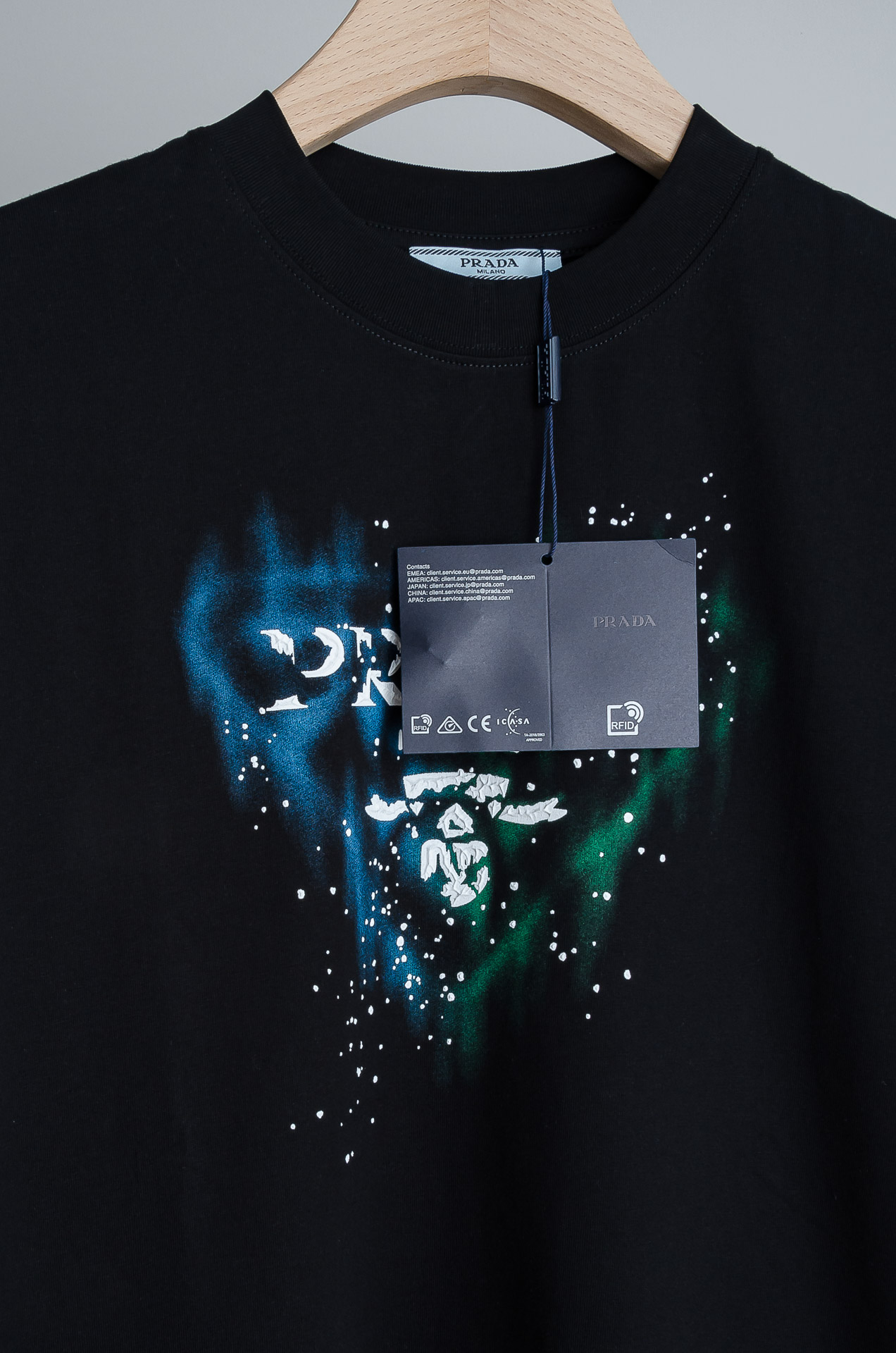 🧨 ☀️☀️PRADA普拉达2026SS时尚潮人必备男士休闲圆领短袖T恤衫#设计理念潮流前卫与尚可持续，