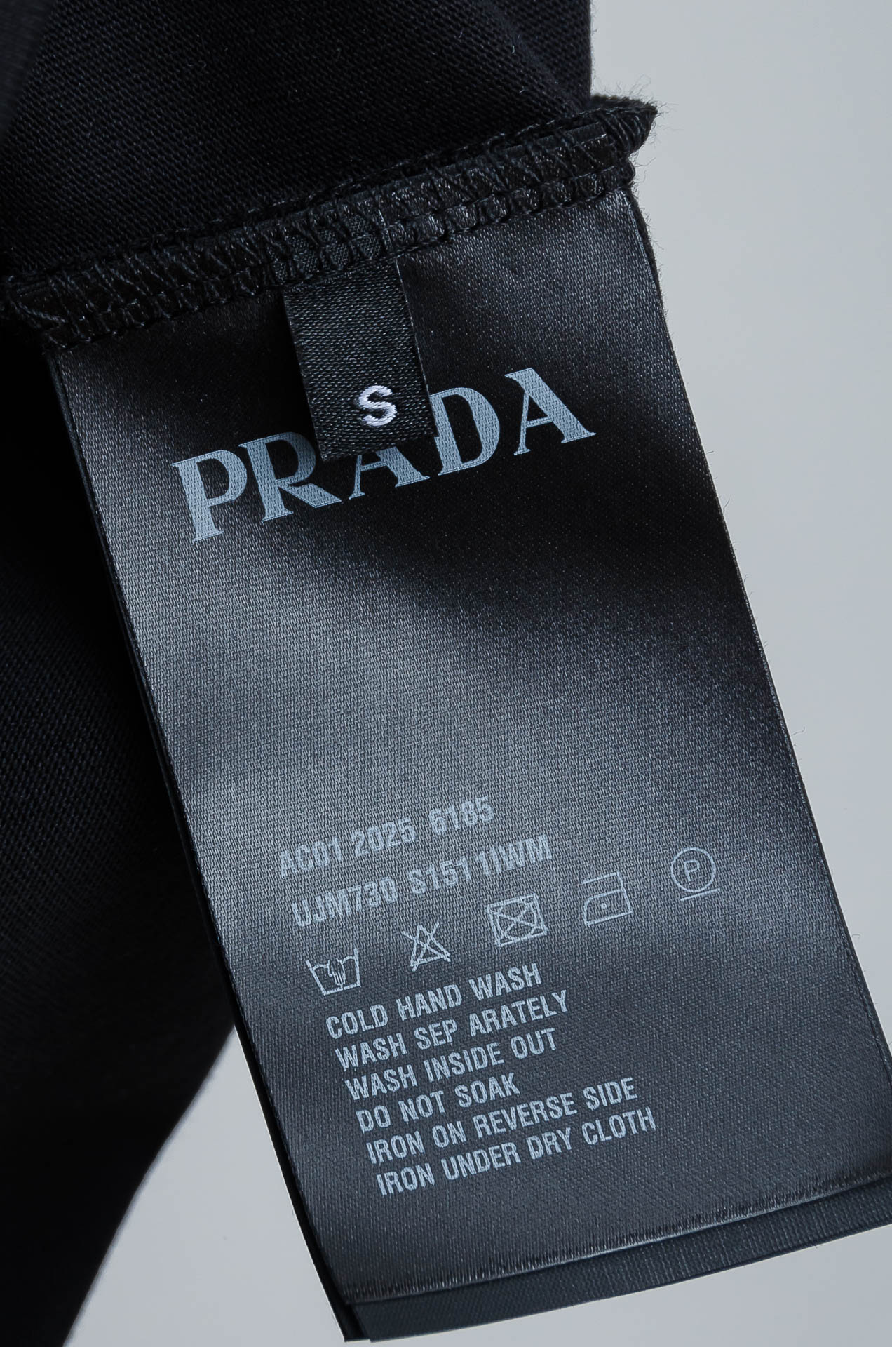 🧨 ☀️☀️PRADA普拉达2026SS时尚潮人必备男士休闲圆领短袖T恤衫#设计理念潮流前卫与尚可持续，