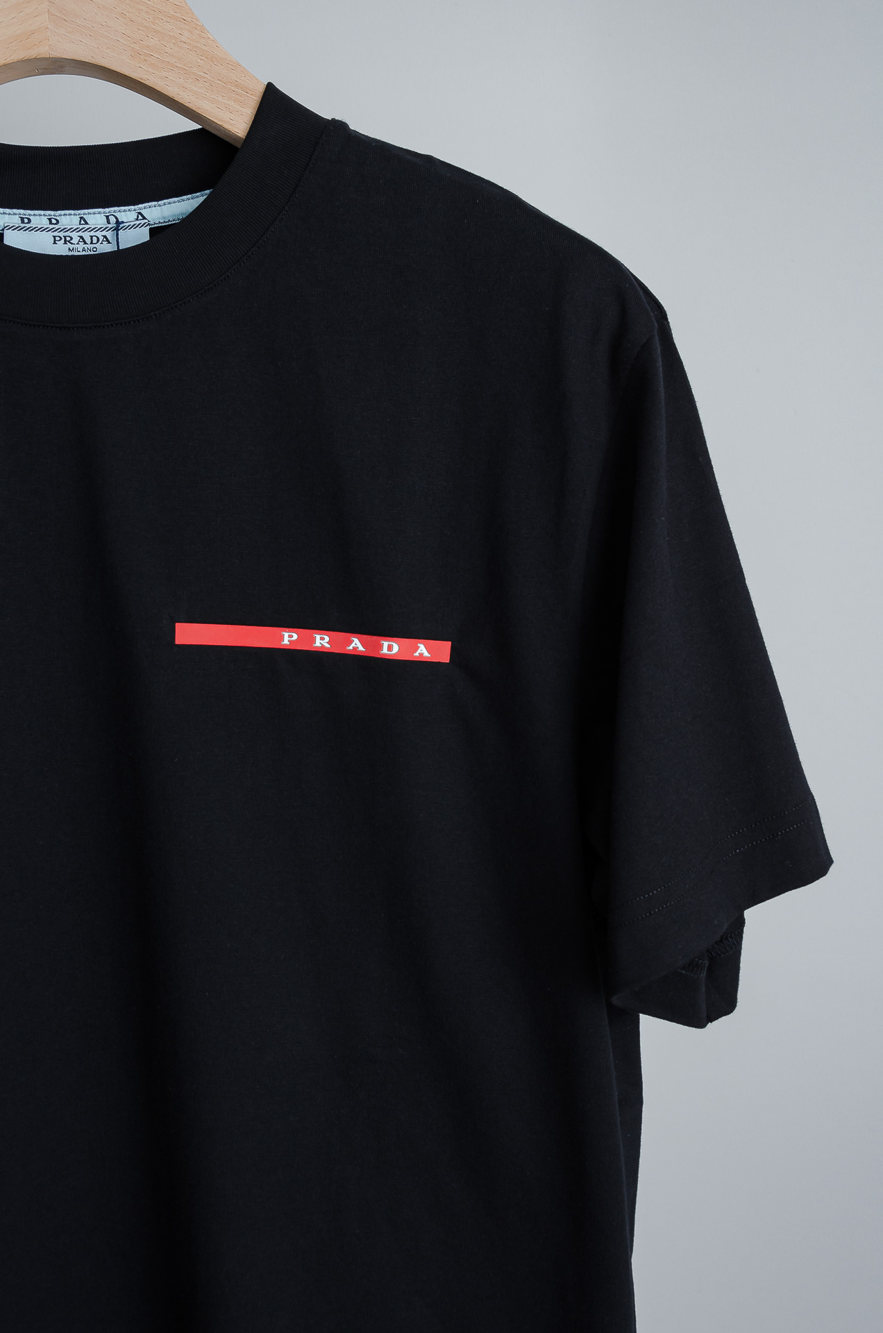 🧨 ☀️☀️PRADA普拉达2026SS时尚潮人必备男士休闲圆领短袖T恤衫#设计理念潮流前卫与尚可持续，