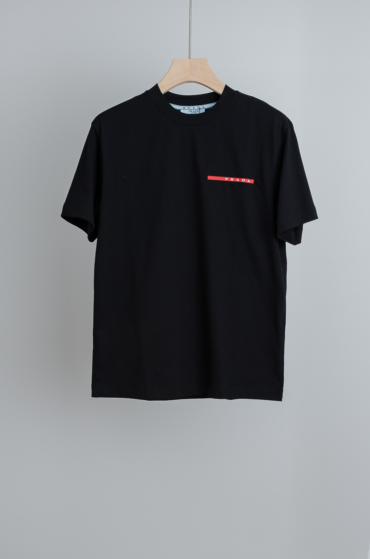 🧨 ☀️☀️PRADA普拉达2026SS时尚潮人必备男士休闲圆领短袖T恤衫#设计理念潮流前卫与尚可持续，