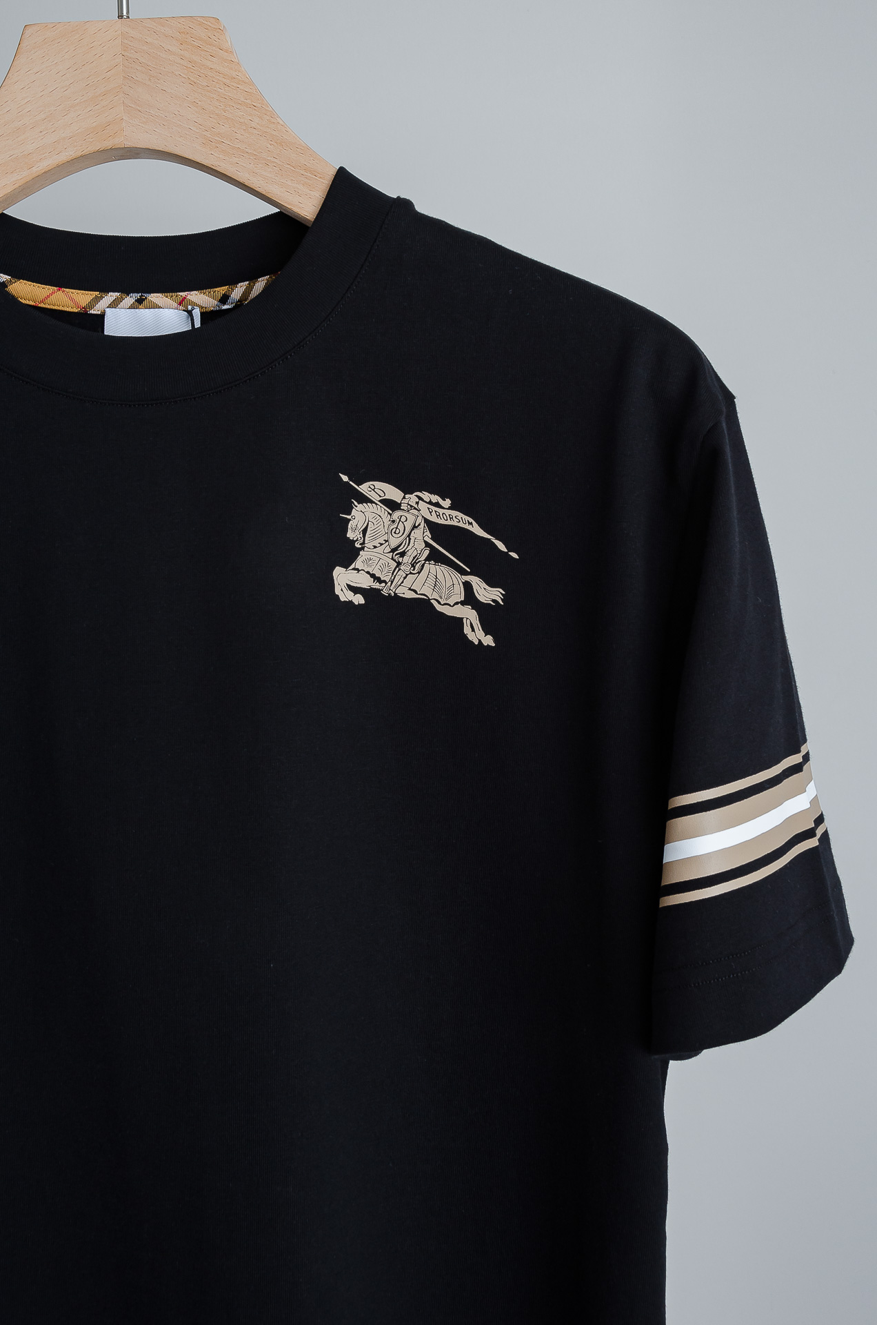 ☀️☀️ Burbe*rry巴宝*莉2026SS时尚潮人必备男士休闲圆领短袖T恤衫#设计理念潮流前卫与尚