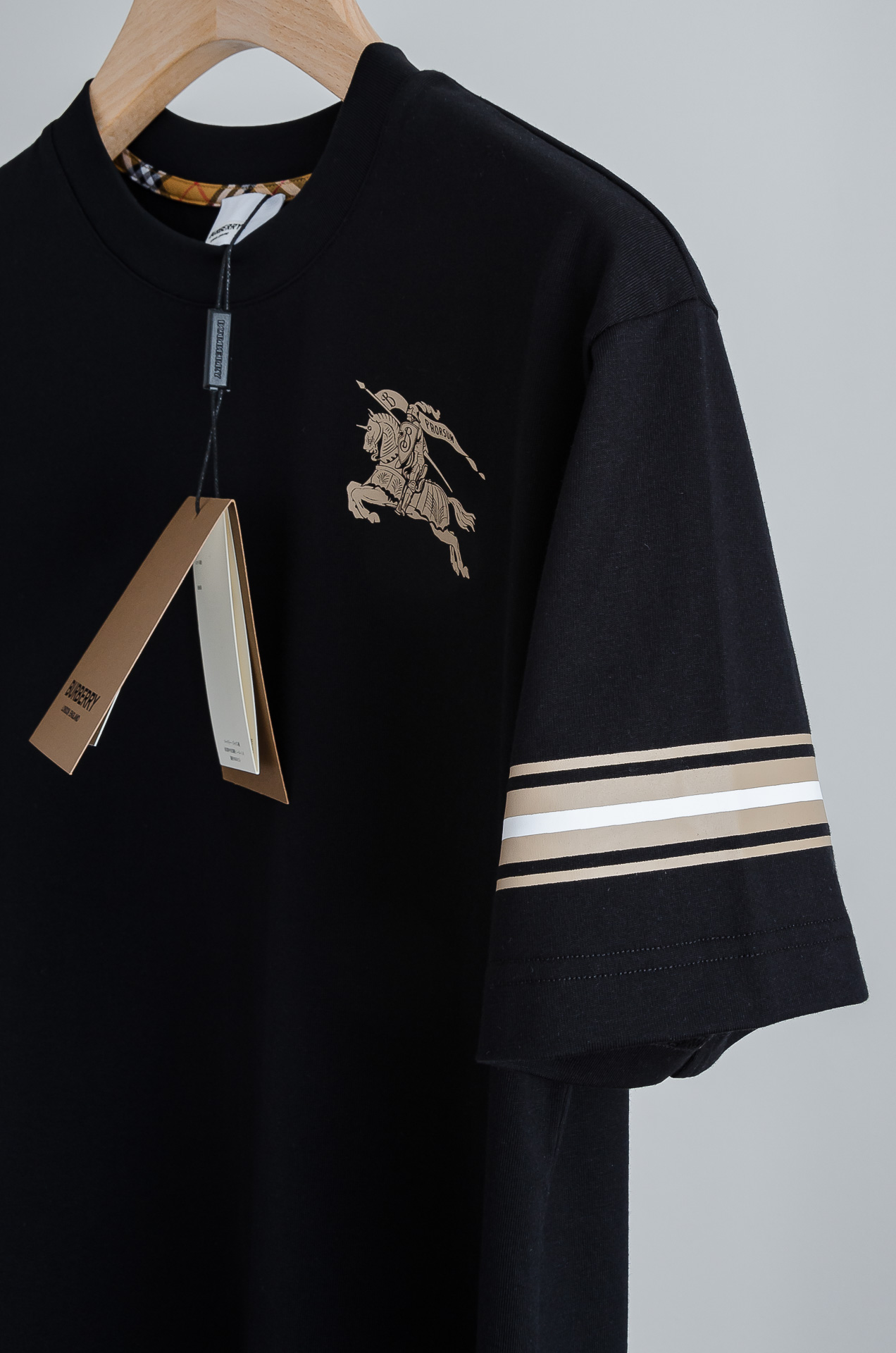 ☀️☀️ Burbe*rry巴宝*莉2026SS时尚潮人必备男士休闲圆领短袖T恤衫#设计理念潮流前卫与尚