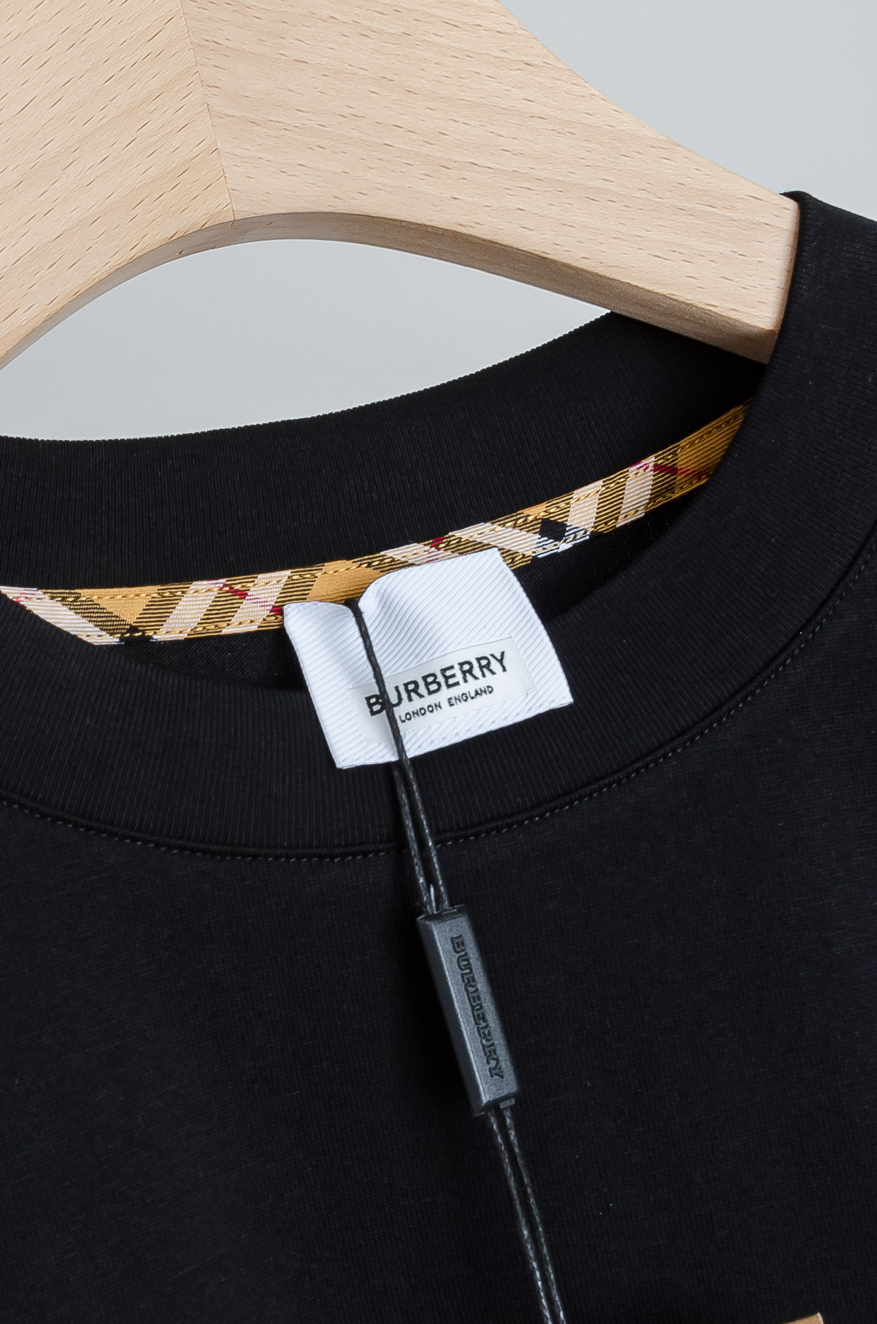 ☀️☀️ Burbe*rry巴宝*莉2026SS时尚潮人必备男士休闲圆领短袖T恤衫#设计理念潮流前卫与尚