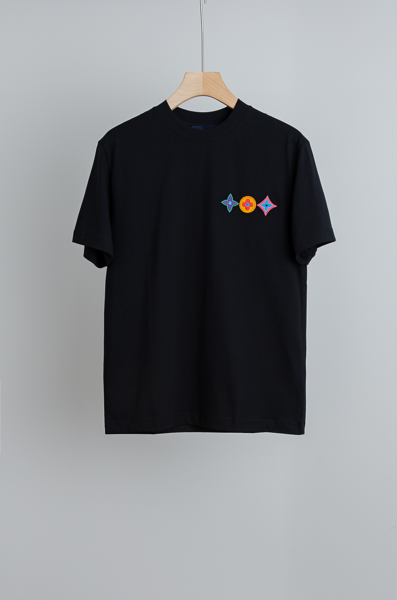 ☀️☀️ LV 2026SS时尚潮人必备男士休闲圆领短袖T恤衫#设计理念潮流前卫与尚可持续，胸前刺绣立体