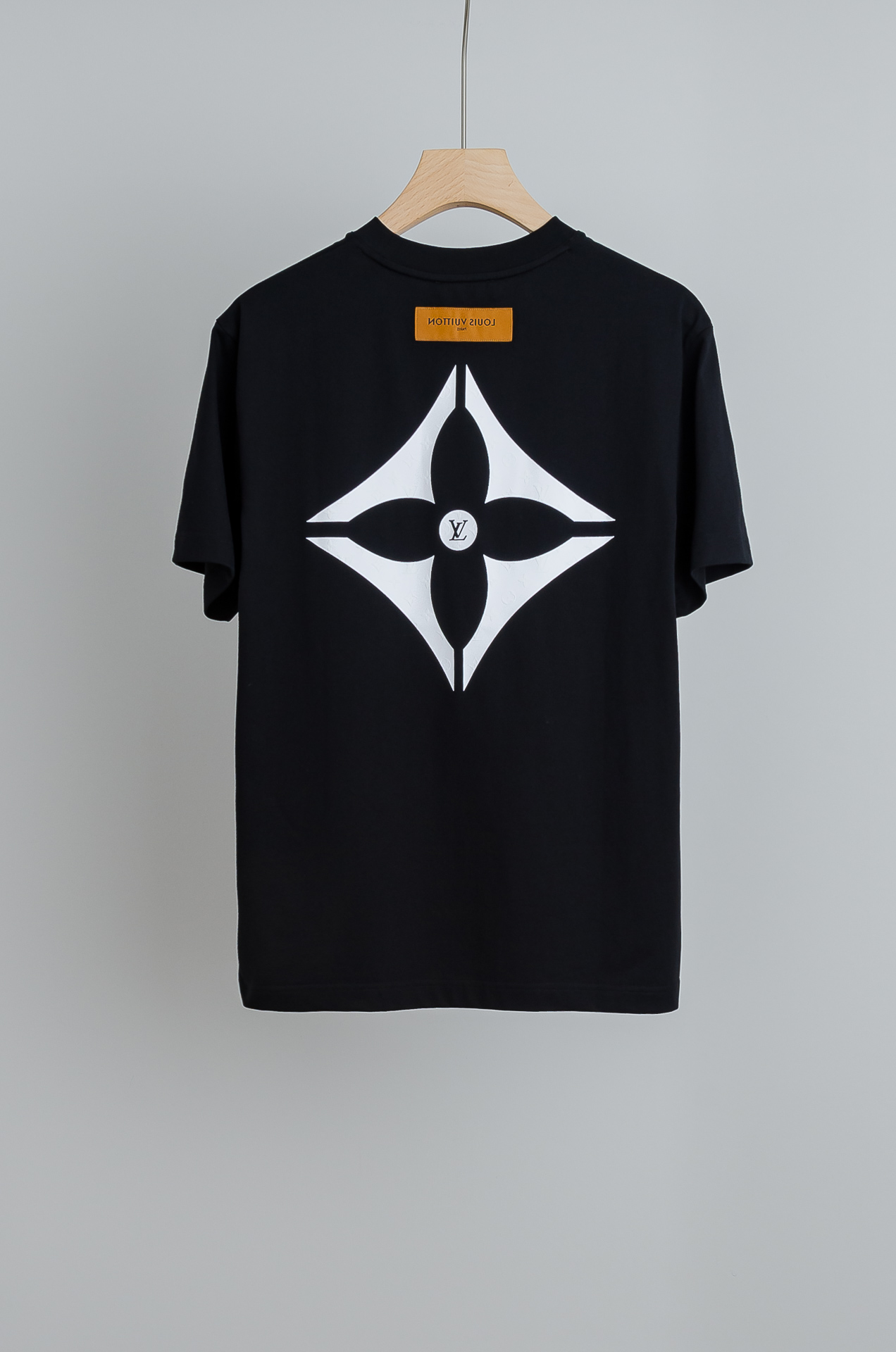 ☀️☀️ LV 2026SS时尚潮人必备男士休闲圆领短袖T恤衫#设计理念潮流前卫与尚可持续，前幅印花更加