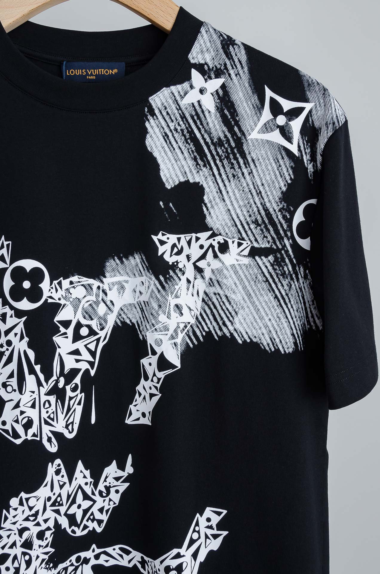 ☀️☀️ LV 2026SS时尚潮人必备男士休闲圆领短袖T恤衫#设计理念潮流前卫与尚可持续，前幅印花更加