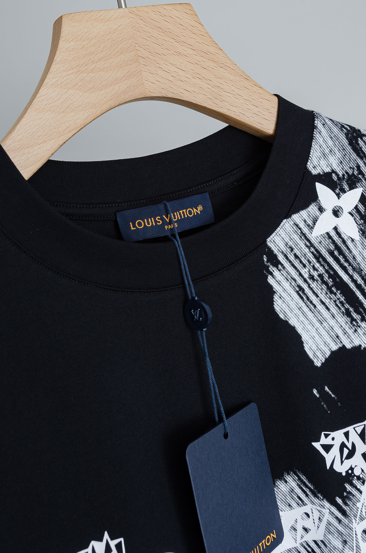 ☀️☀️ LV 2026SS时尚潮人必备男士休闲圆领短袖T恤衫#设计理念潮流前卫与尚可持续，前幅印花更加