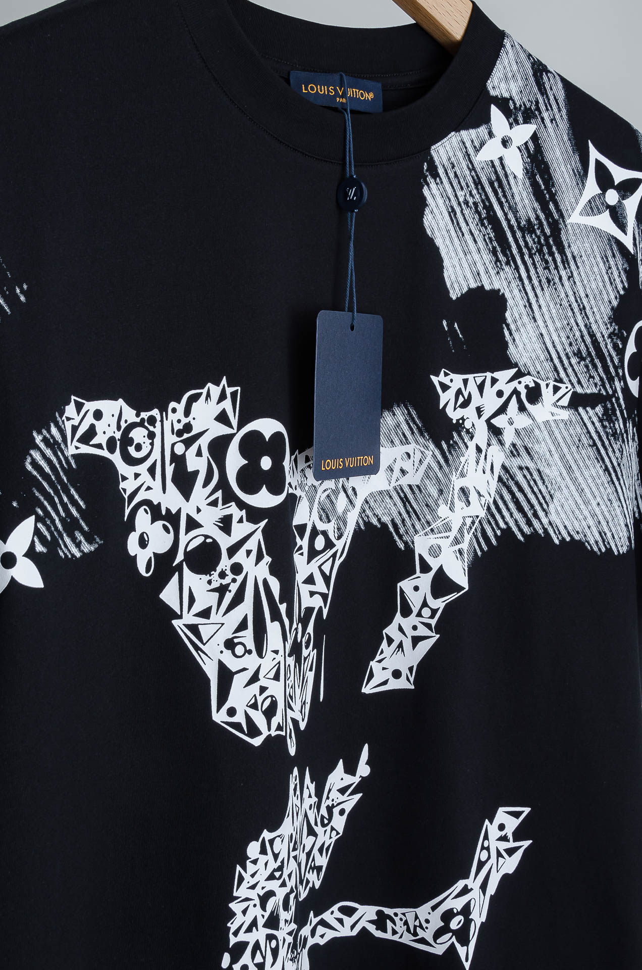 ☀️☀️ LV 2026SS时尚潮人必备男士休闲圆领短袖T恤衫#设计理念潮流前卫与尚可持续，前幅印花更加