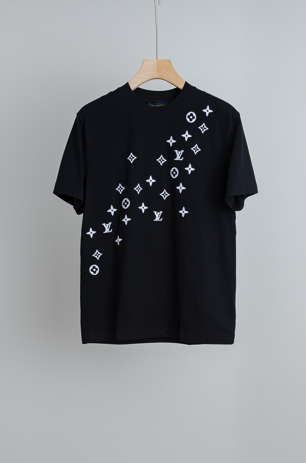 ☀️☀️ LV 2026SS时尚潮人必备男士休闲圆领短袖T恤衫#设计理念潮流前卫与尚可持续，胸前刺绣立体