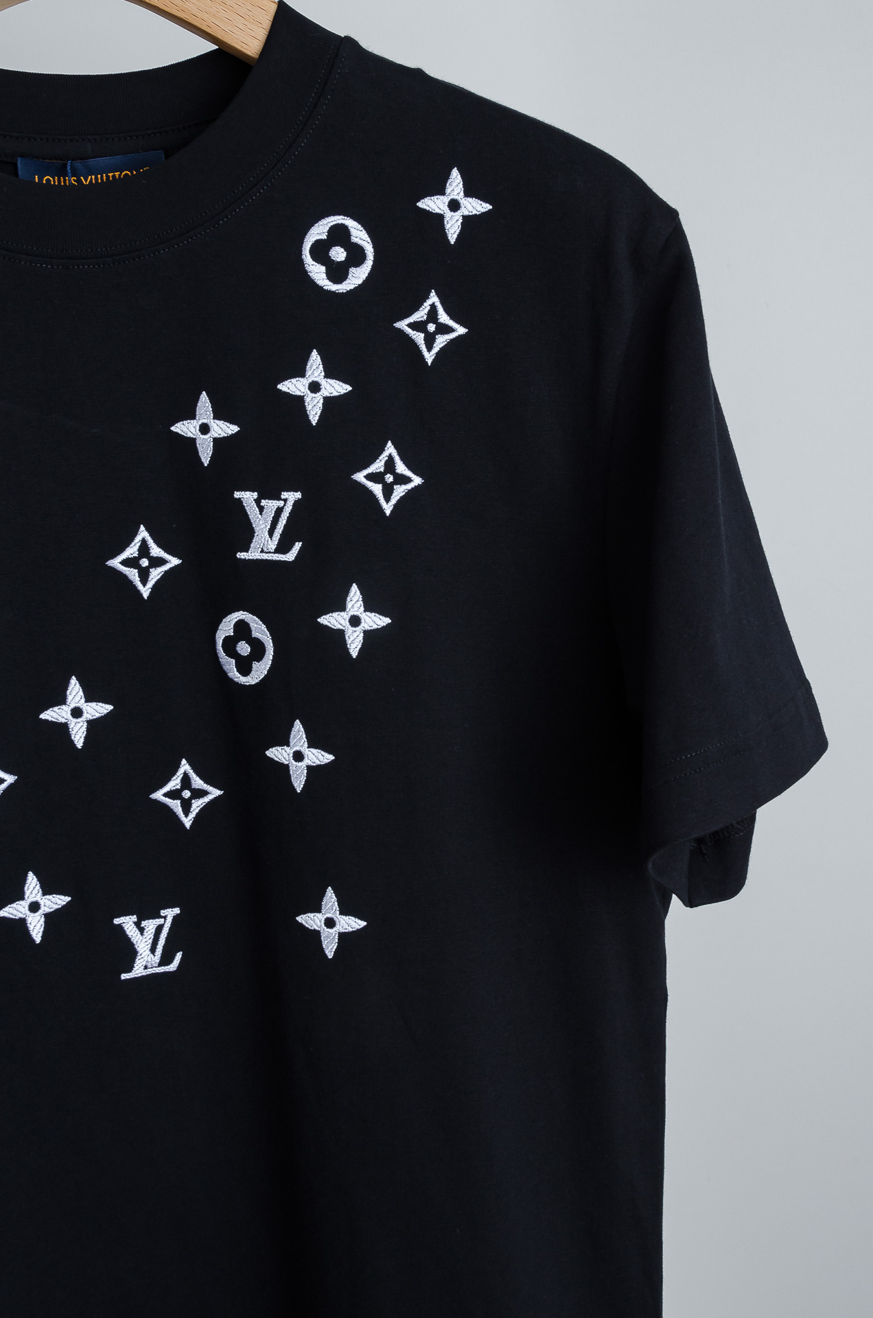 ☀️☀️ LV 2026SS时尚潮人必备男士休闲圆领短袖T恤衫#设计理念潮流前卫与尚可持续，胸前刺绣立体