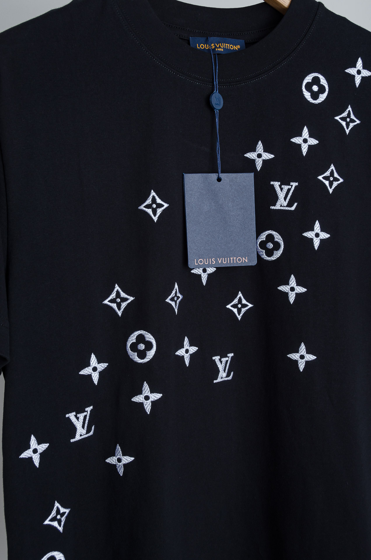 ☀️☀️ LV 2026SS时尚潮人必备男士休闲圆领短袖T恤衫#设计理念潮流前卫与尚可持续，胸前刺绣立体