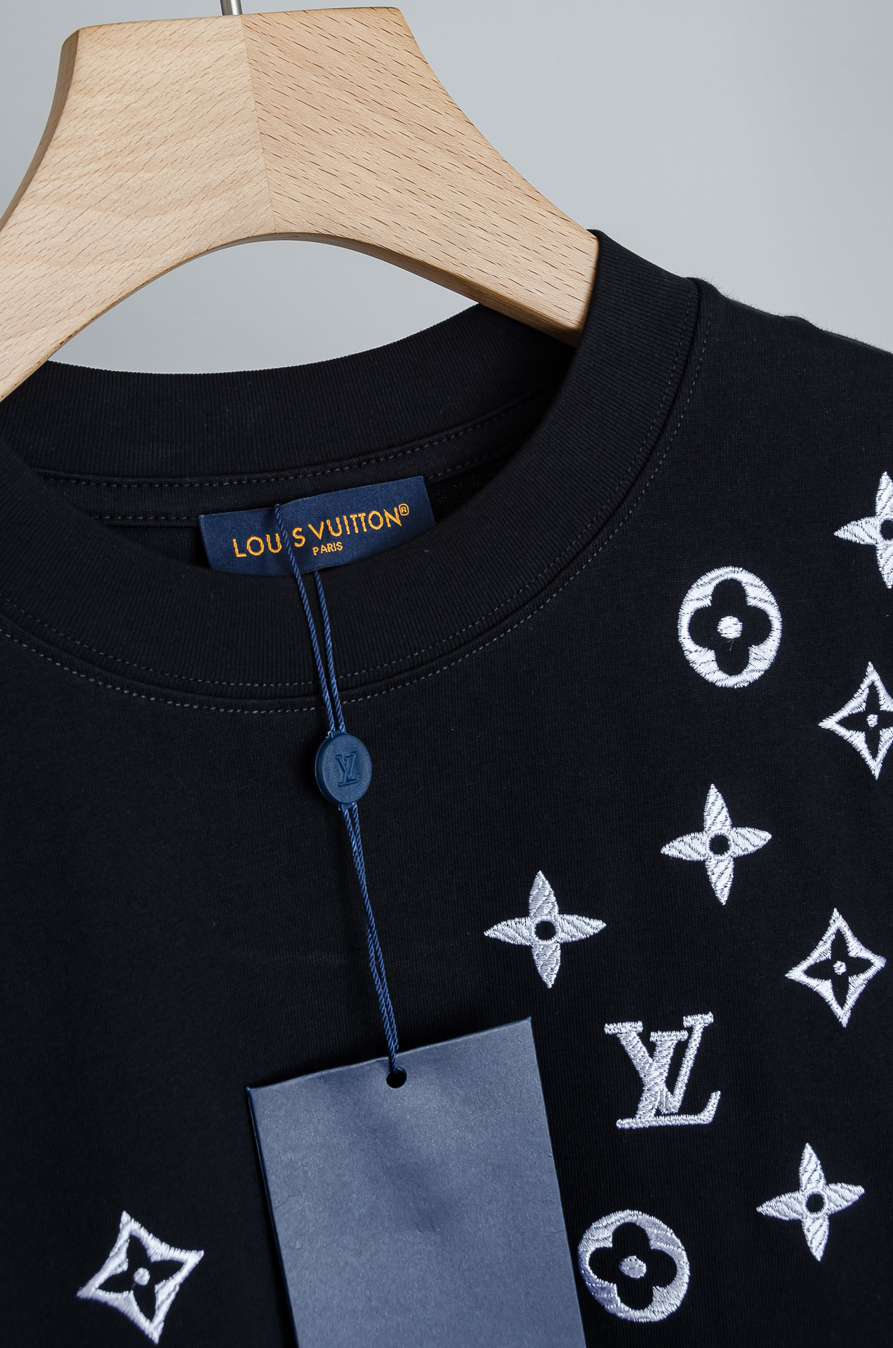 ☀️☀️ LV 2026SS时尚潮人必备男士休闲圆领短袖T恤衫#设计理念潮流前卫与尚可持续，胸前刺绣立体