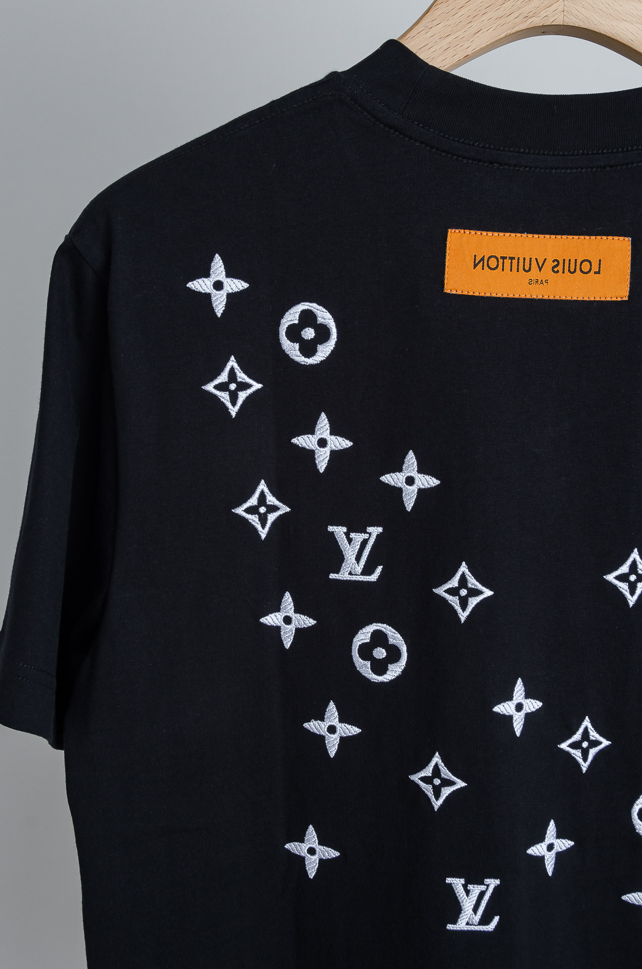 ☀️☀️ LV 2026SS时尚潮人必备男士休闲圆领短袖T恤衫#设计理念潮流前卫与尚可持续，胸前刺绣立体