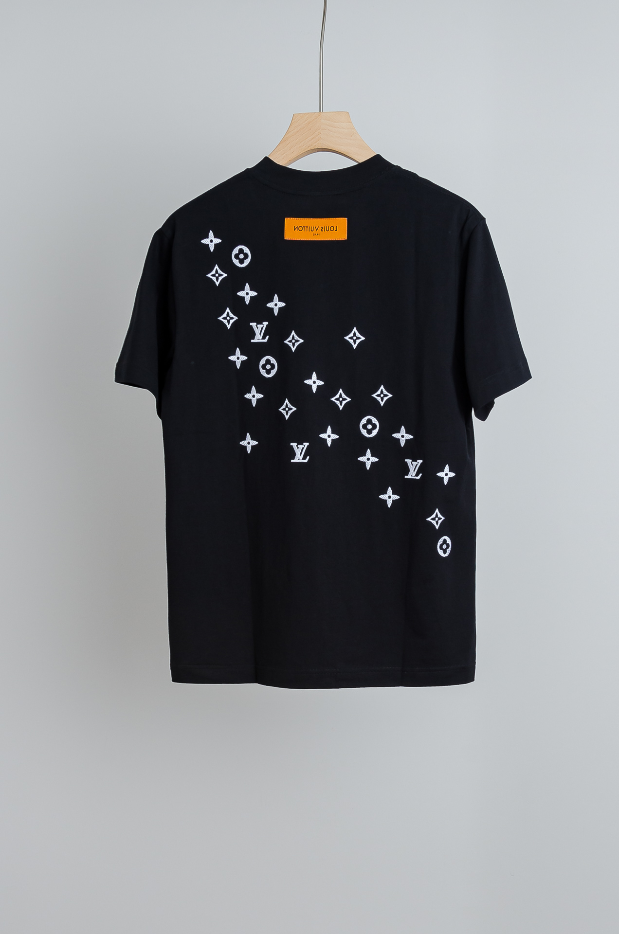 ☀️☀️ LV 2026SS时尚潮人必备男士休闲圆领短袖T恤衫#设计理念潮流前卫与尚可持续，胸前刺绣立体