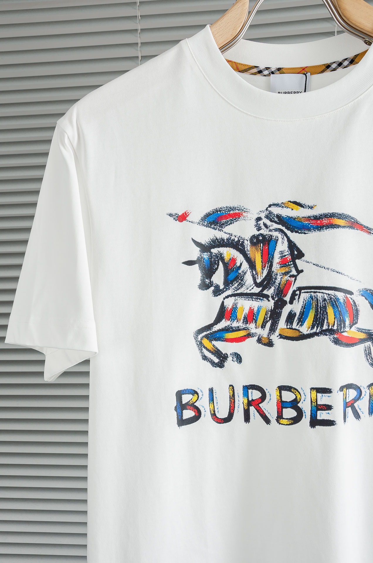 Burbe*rry巴宝莉2026SS时尚潮人必备男士休闲圆领短袖T恤衫#设计理念潮流前卫与尚可持续，选用