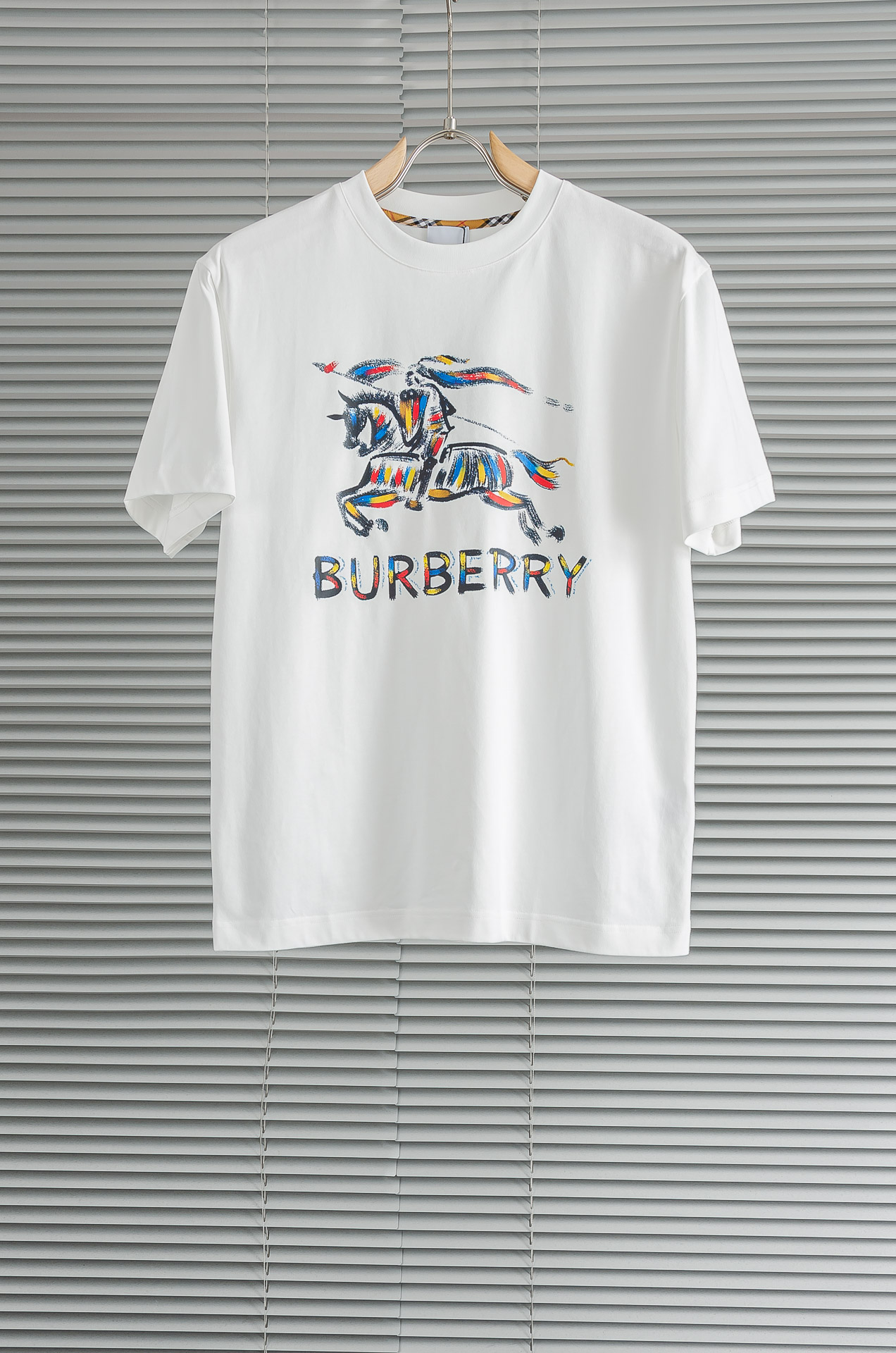 Burbe*rry巴宝莉2026SS时尚潮人必备男士休闲圆领短袖T恤衫#设计理念潮流前卫与尚可持续，选用
