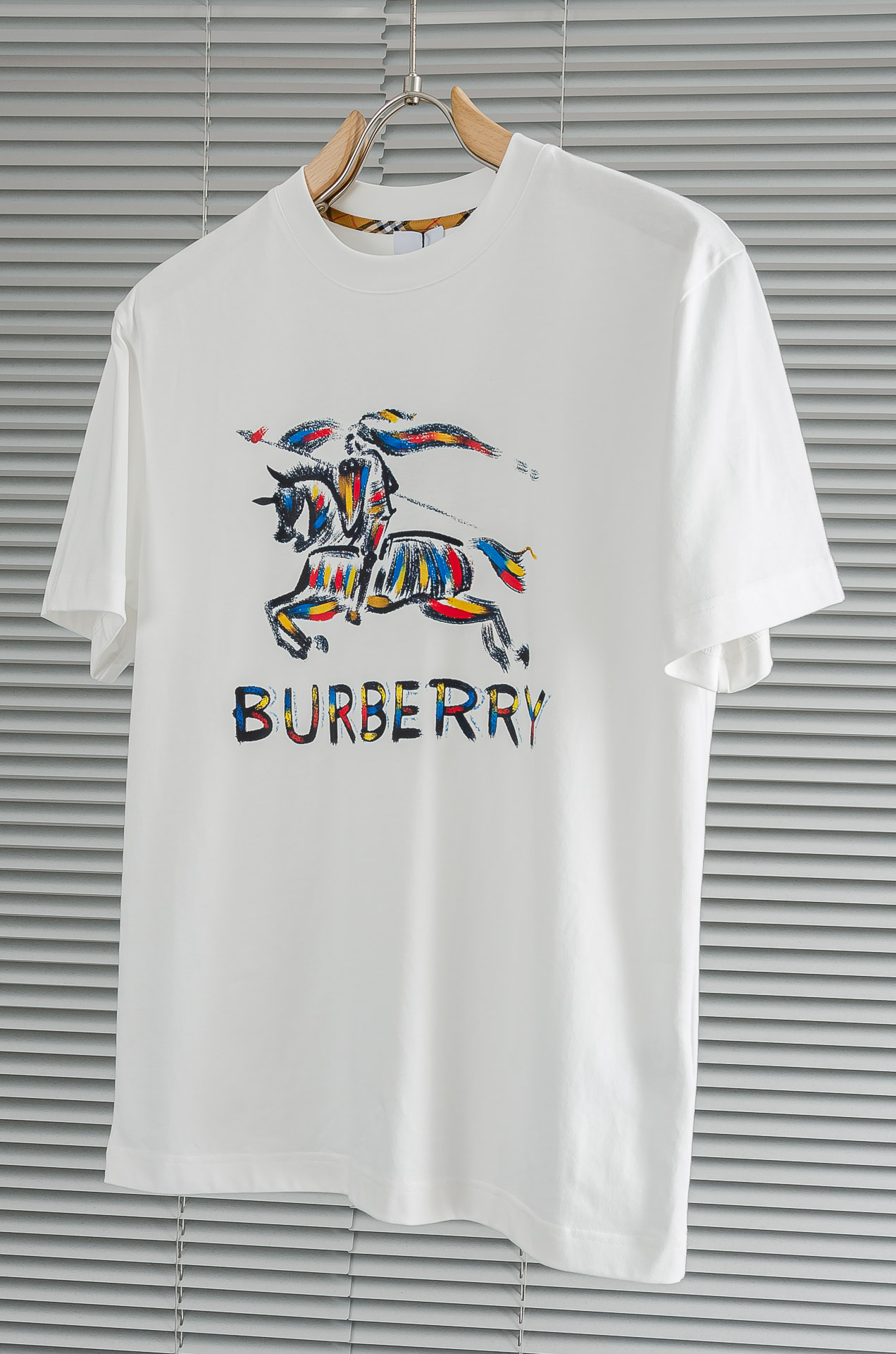 Burbe*rry巴宝莉2026SS时尚潮人必备男士休闲圆领短袖T恤衫#设计理念潮流前卫与尚可持续，选用