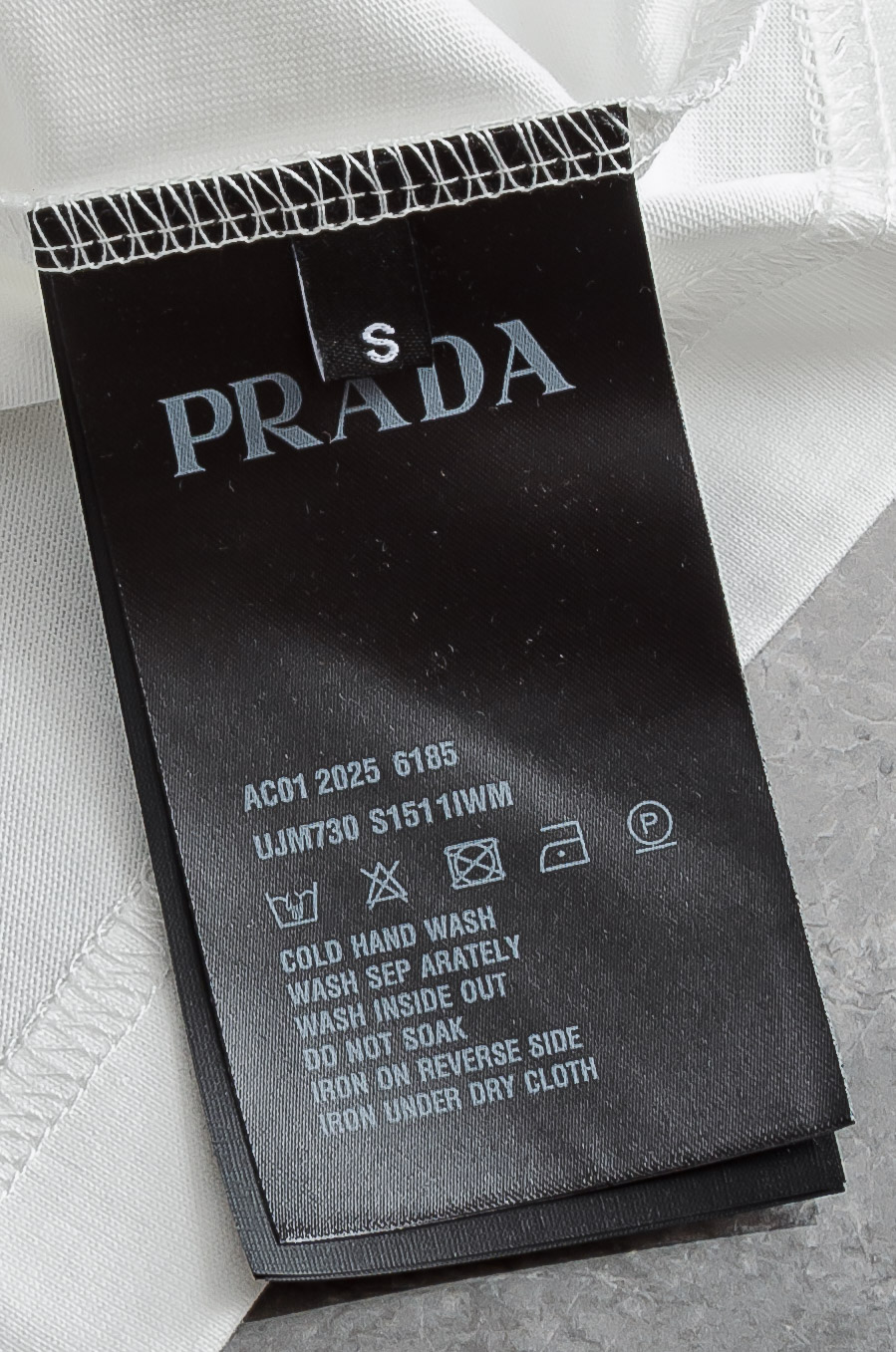 PRADA普拉达2026SS时尚潮人必备男士休闲圆领短袖T恤衫#设计理念潮流前卫与尚可持续，选用客供进口