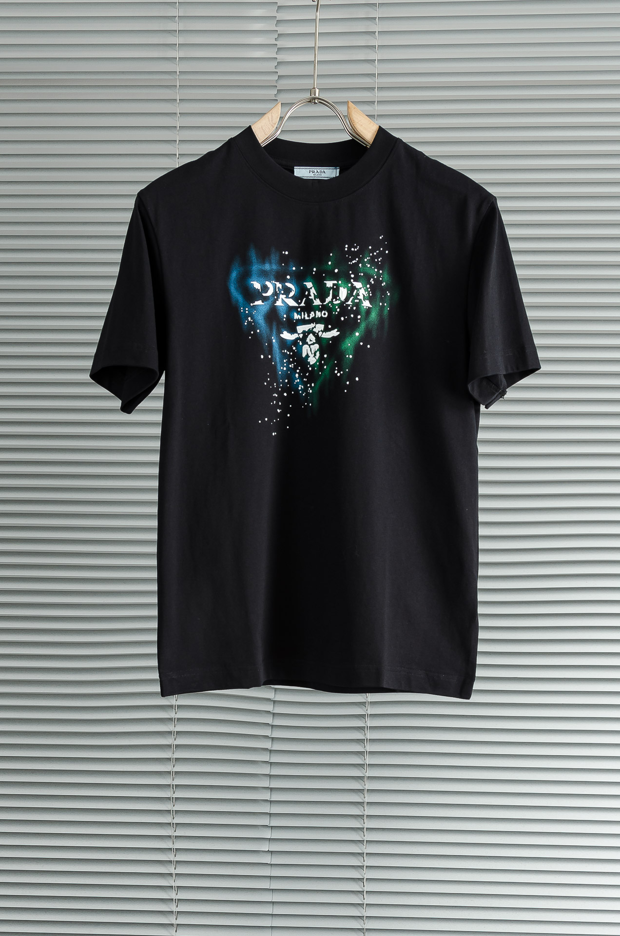 PRADA普拉达2026SS时尚潮人必备男士休闲圆领短袖T恤衫#设计理念潮流前卫与尚可持续，选用客供进口