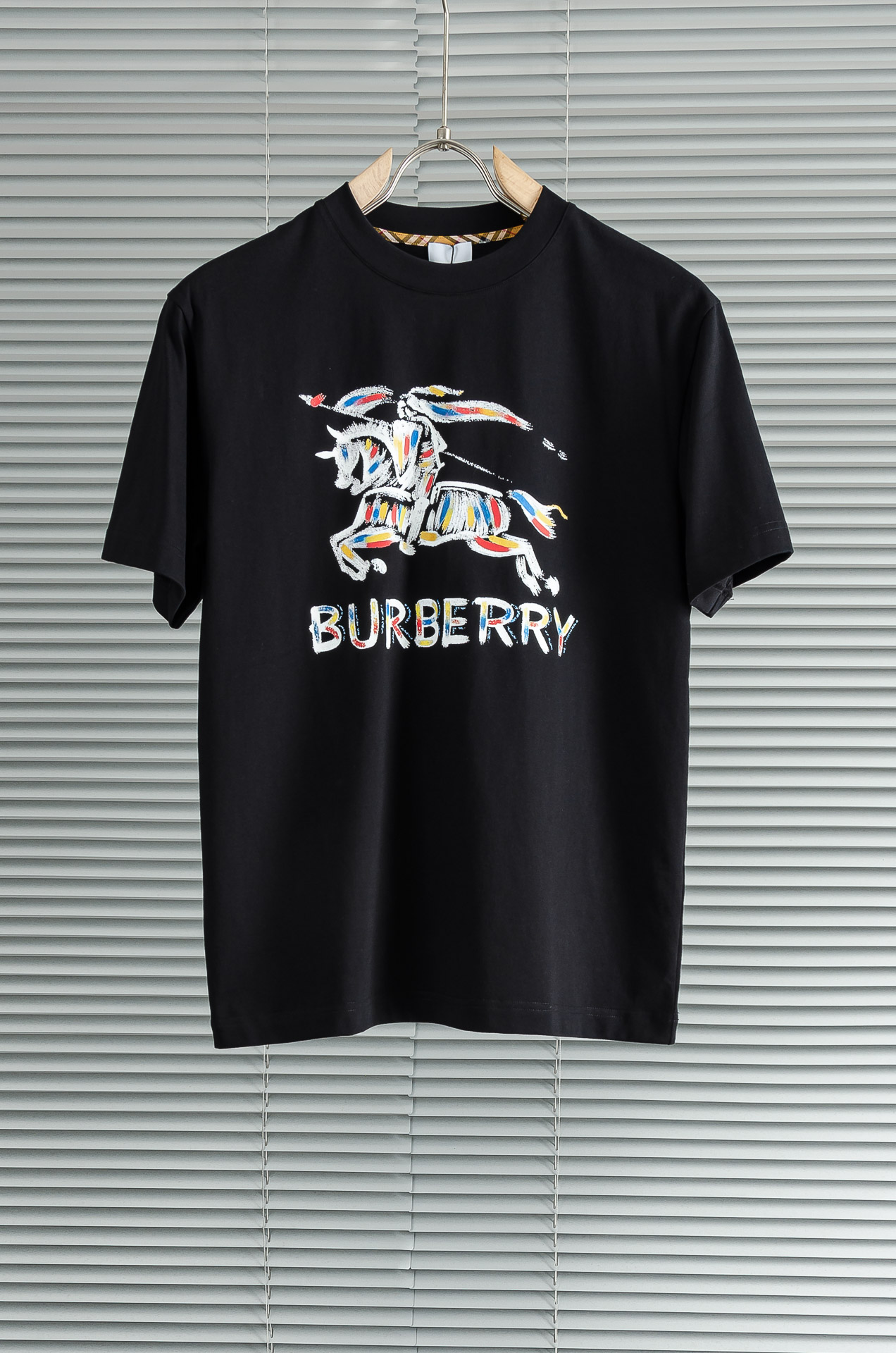 Burbe*rry巴宝莉2026SS时尚潮人必备男士休闲圆领短袖T恤衫#设计理念潮流前卫与尚可持续，选用