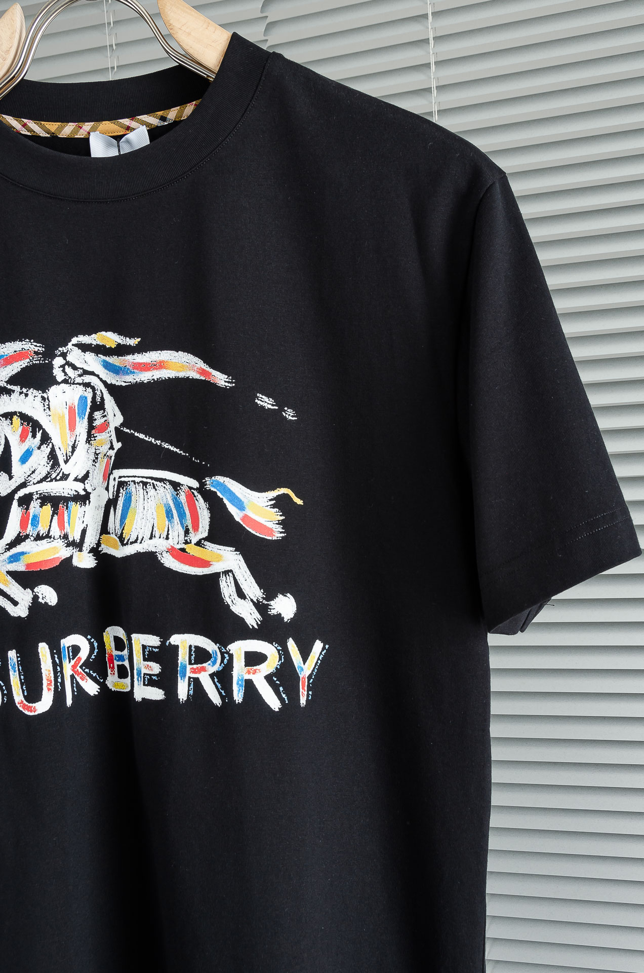 Burbe*rry巴宝莉2026SS时尚潮人必备男士休闲圆领短袖T恤衫#设计理念潮流前卫与尚可持续，选用